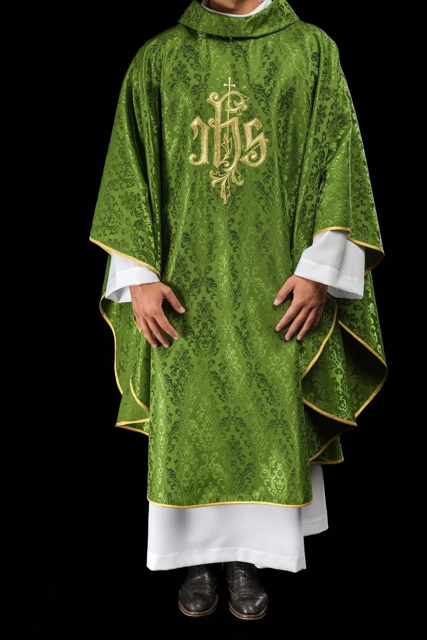 Casulla verde con motivo bordado IHS en tela decorativa
