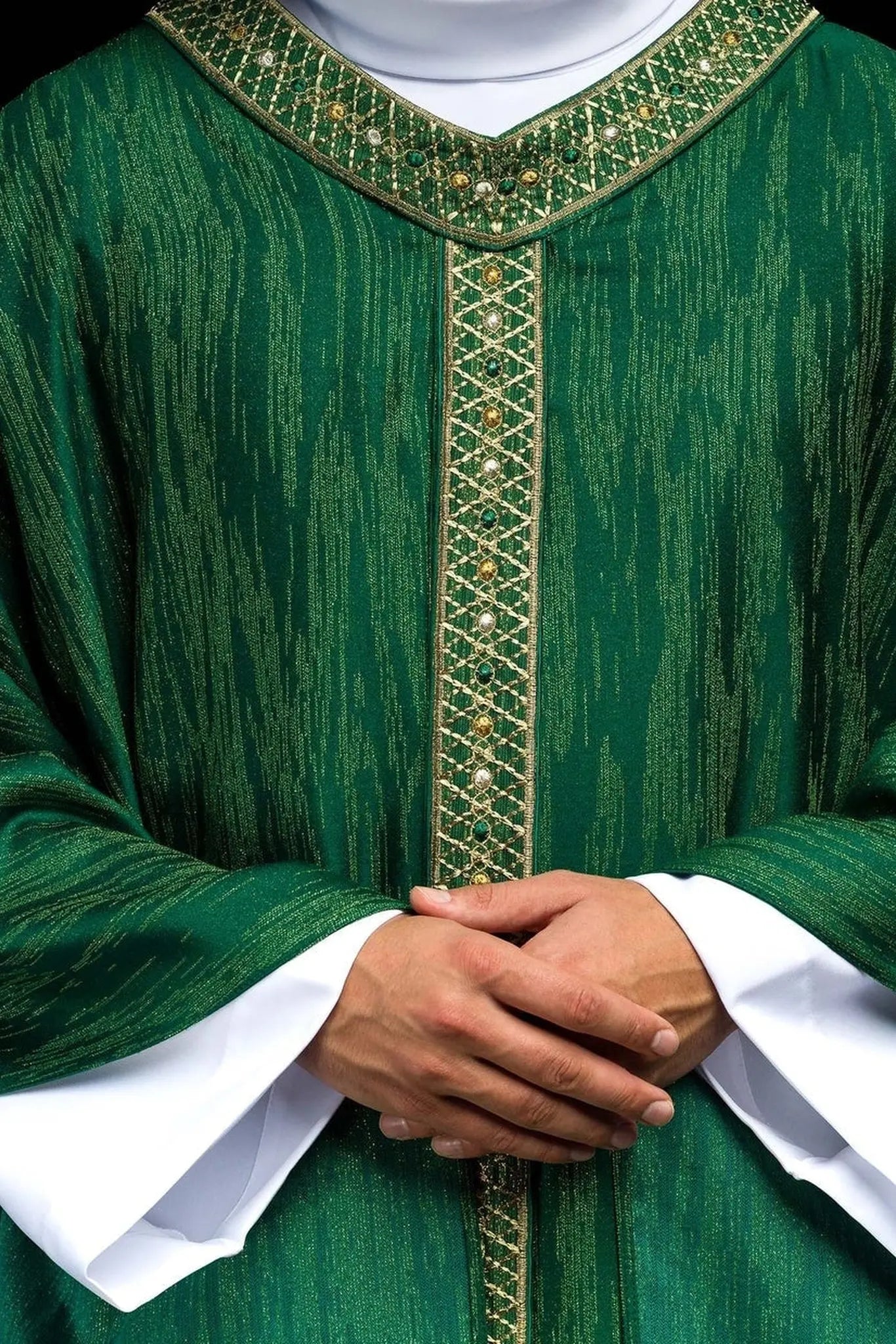 Casulla verde con cinturón y cuello bordados