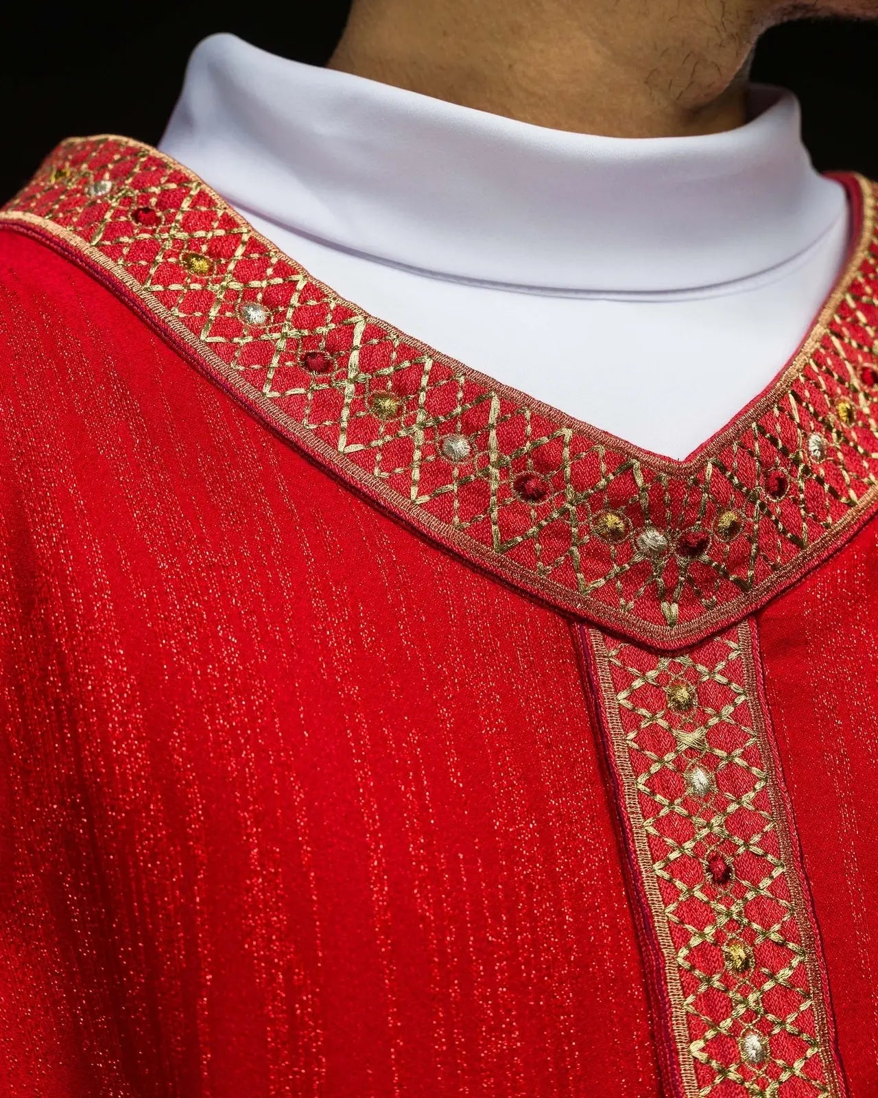 Casulla roja con cinturón y cuello bordados