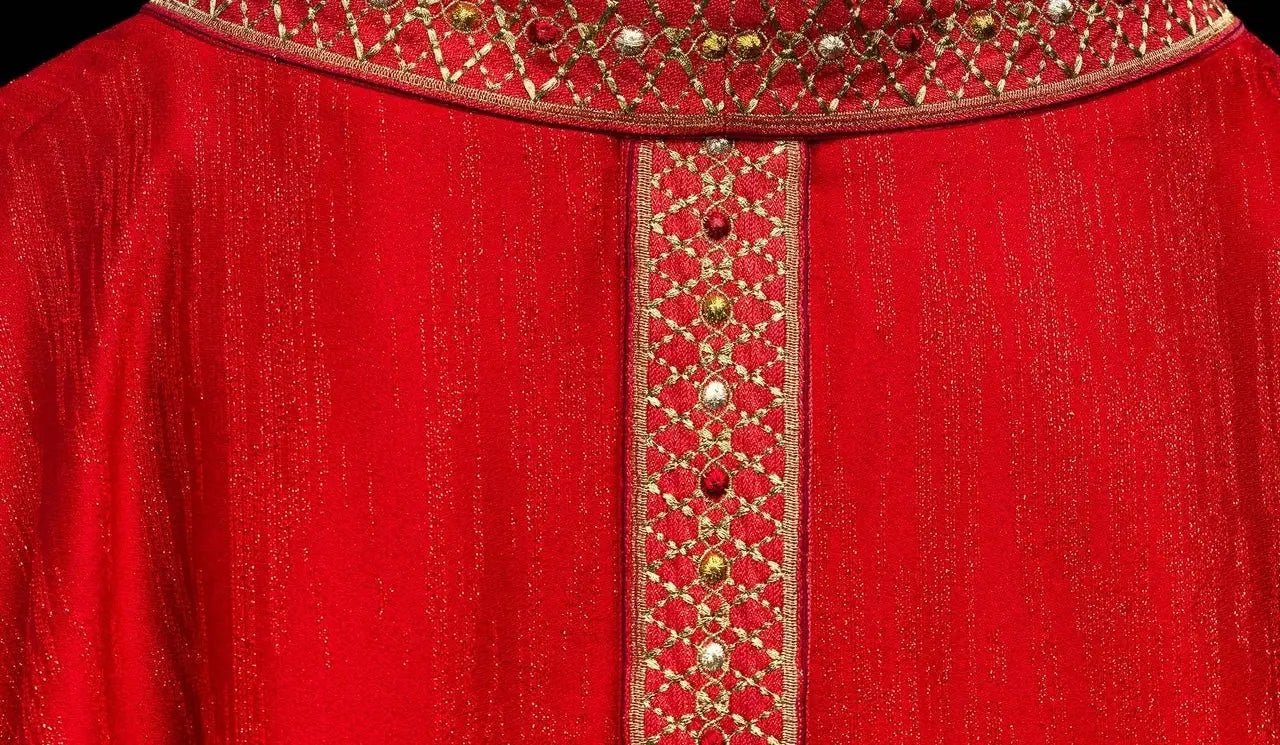 Casulla roja con cinturón y cuello bordados