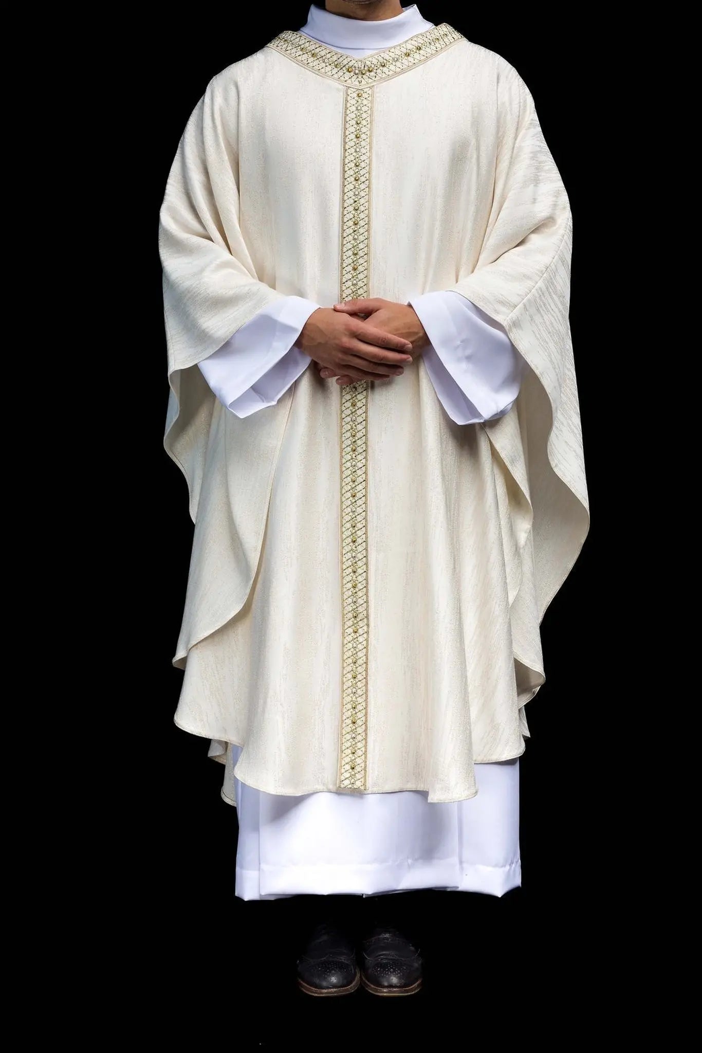 Casulla blanca con cinturón y cuello bordados