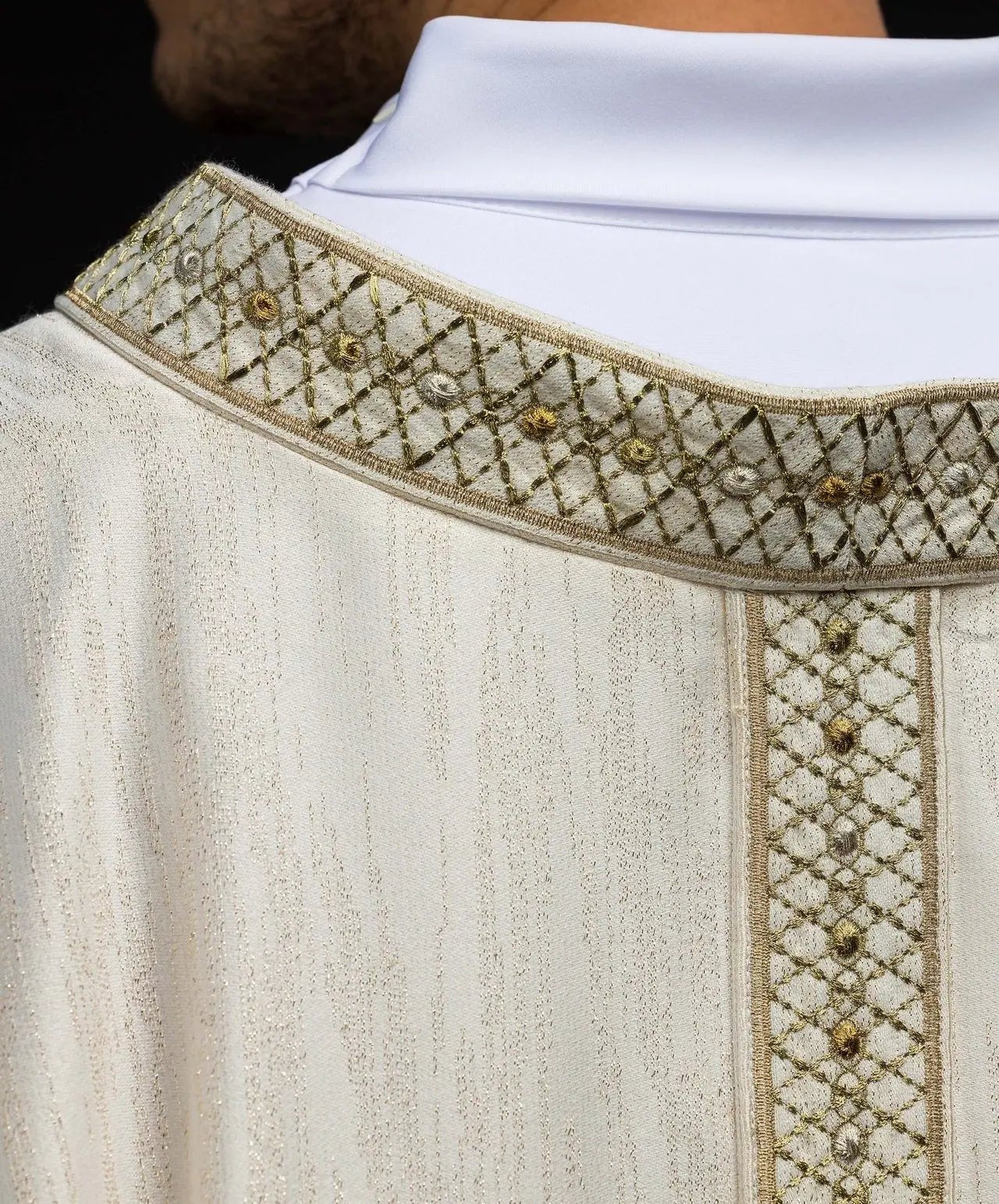 Casulla blanca con cinturón y cuello bordados