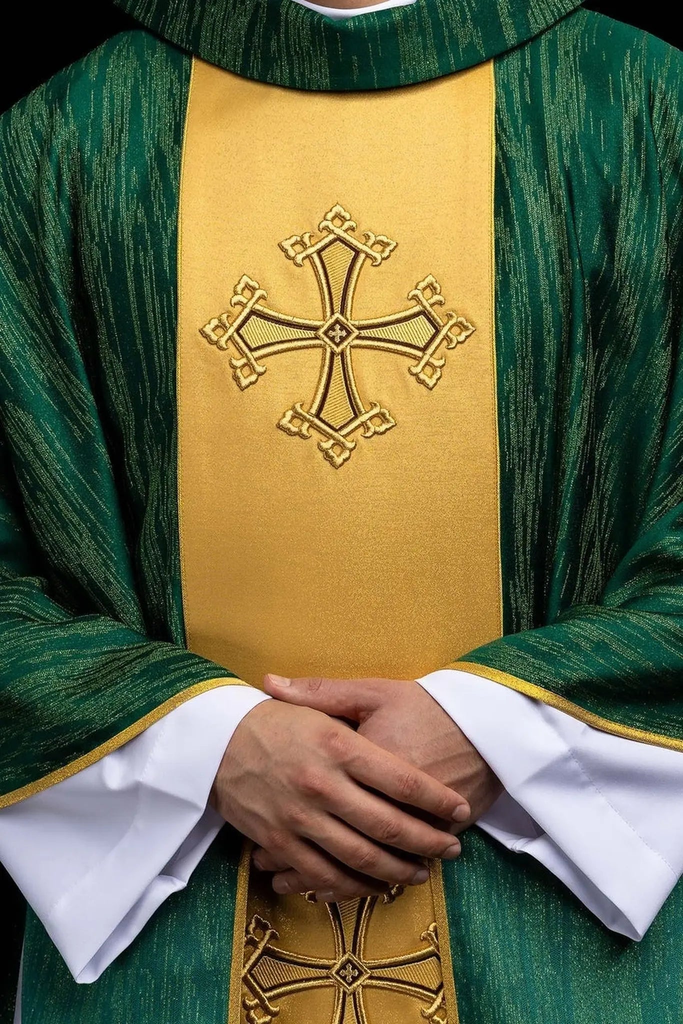 Casulla verde con cruz bordada en orfre decorativo