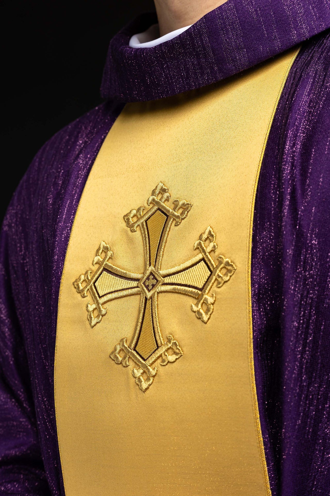 Fioletowy ornat z haftowanym motywem krzyża z pasem na ozdobnej tkaninie - ORNATY.PL