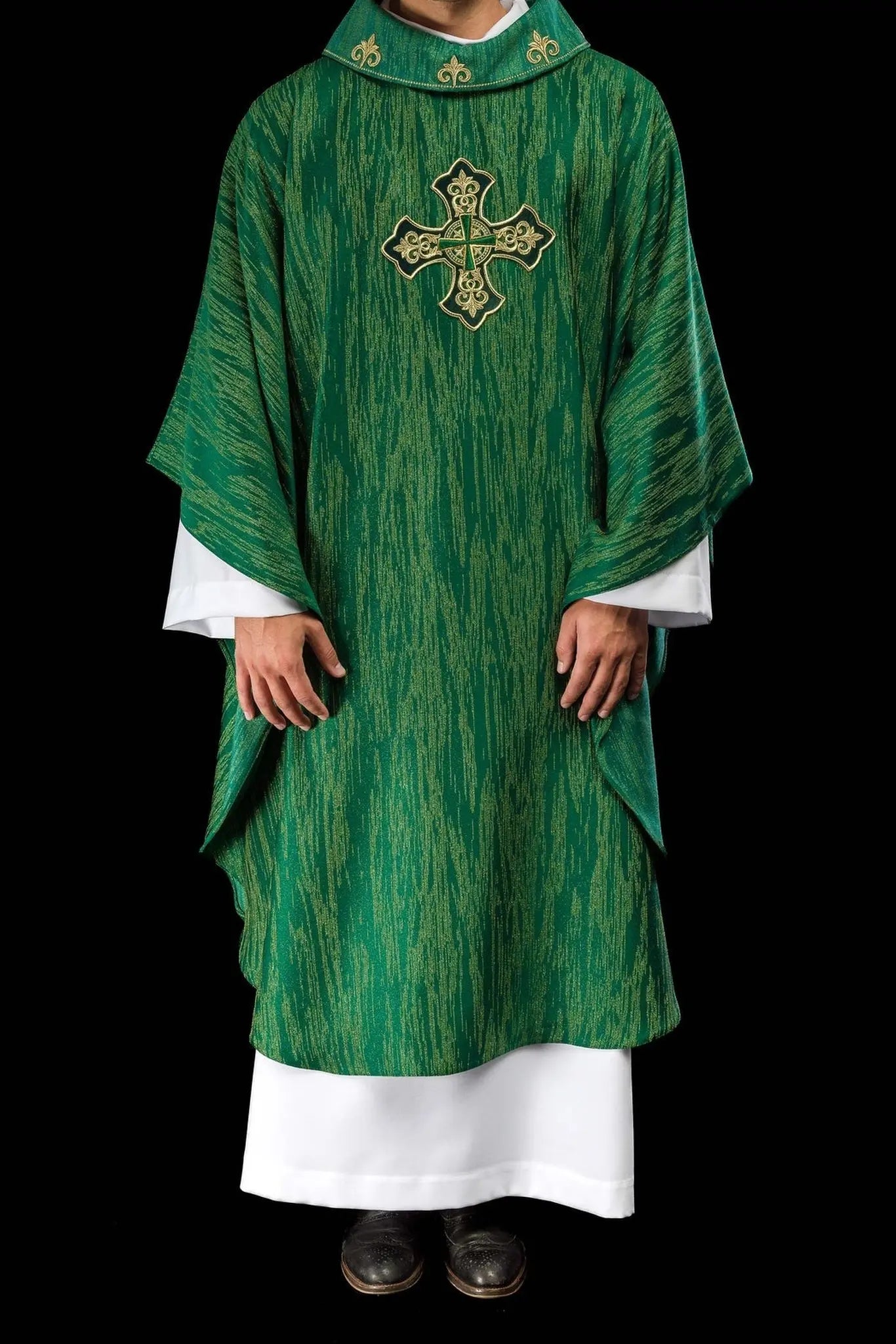 Casulla verde con cruz ricamente bordada y cuello decorado