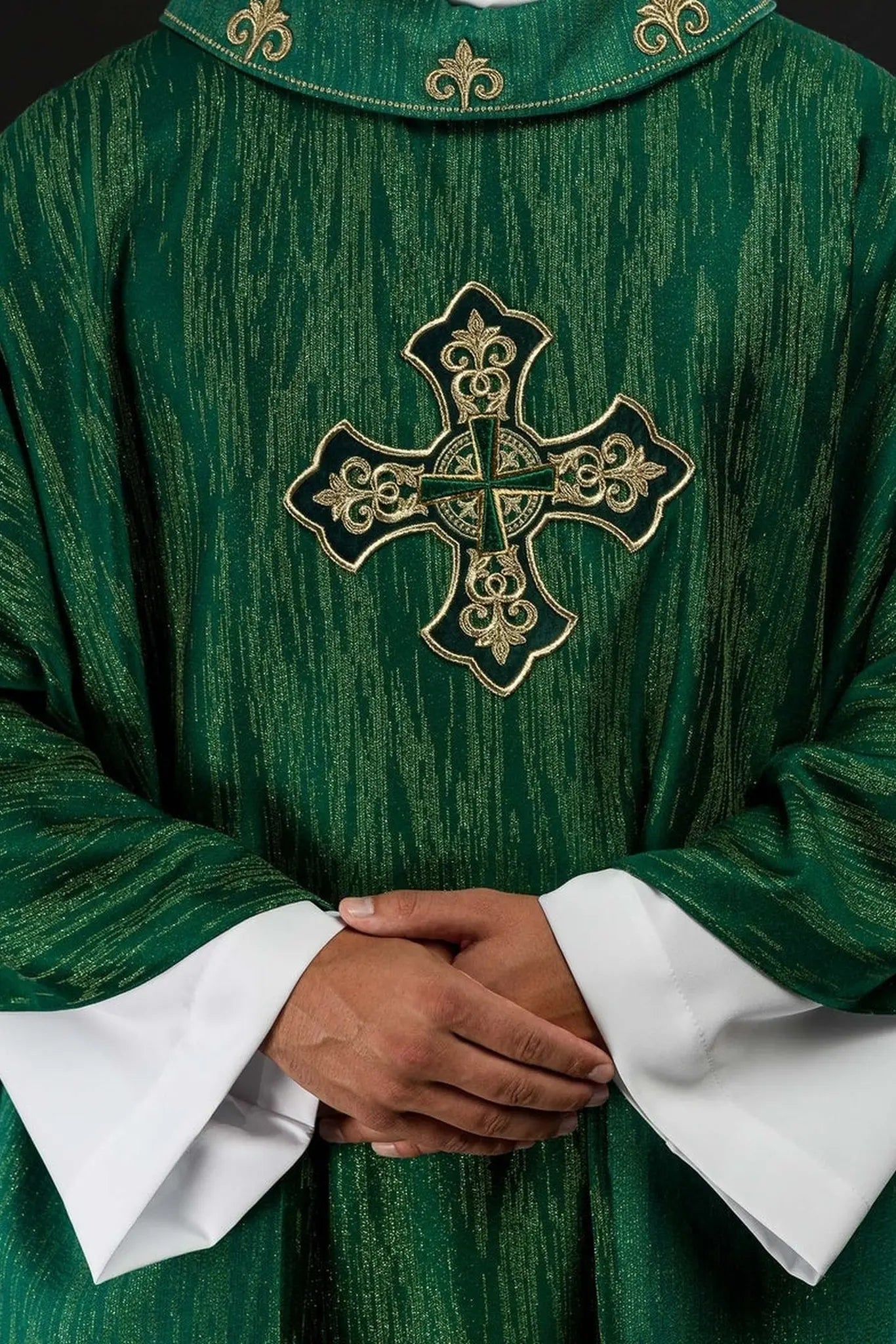 Casulla verde con cruz ricamente bordada y cuello decorado