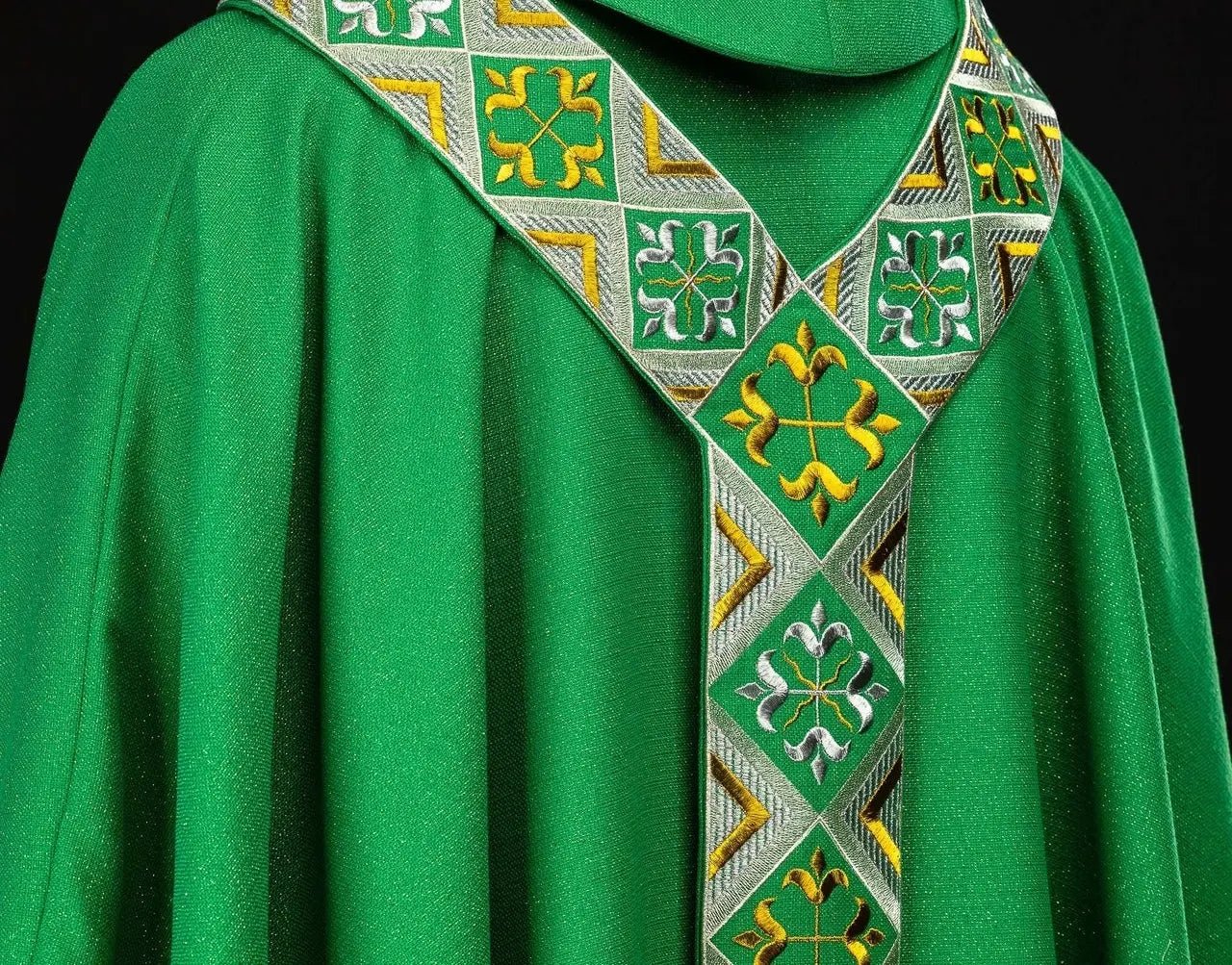 Conjunto de Casulla Verde con Orfray Bordado
