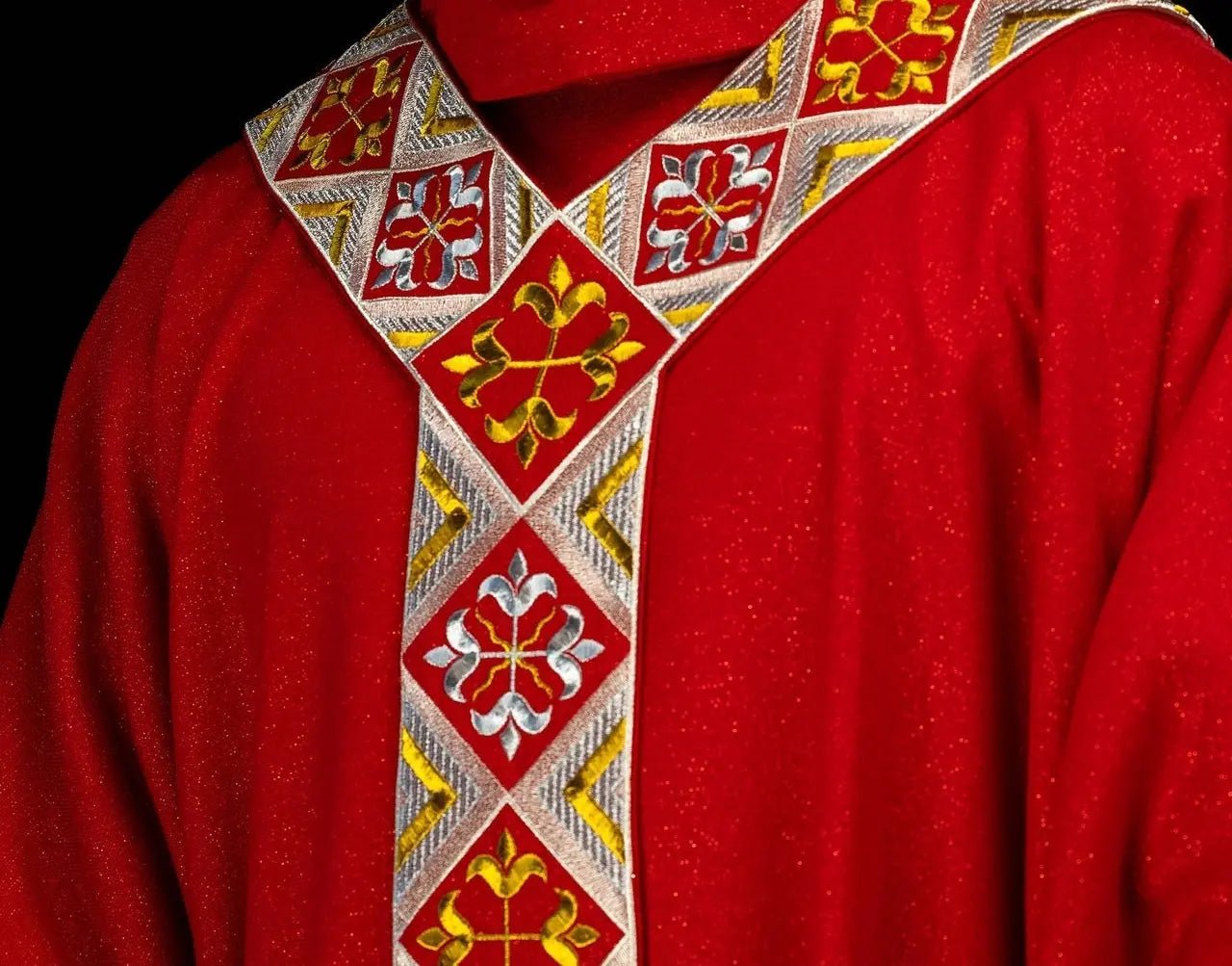 Conjunto de Casulla Roja con Orfray Bordado