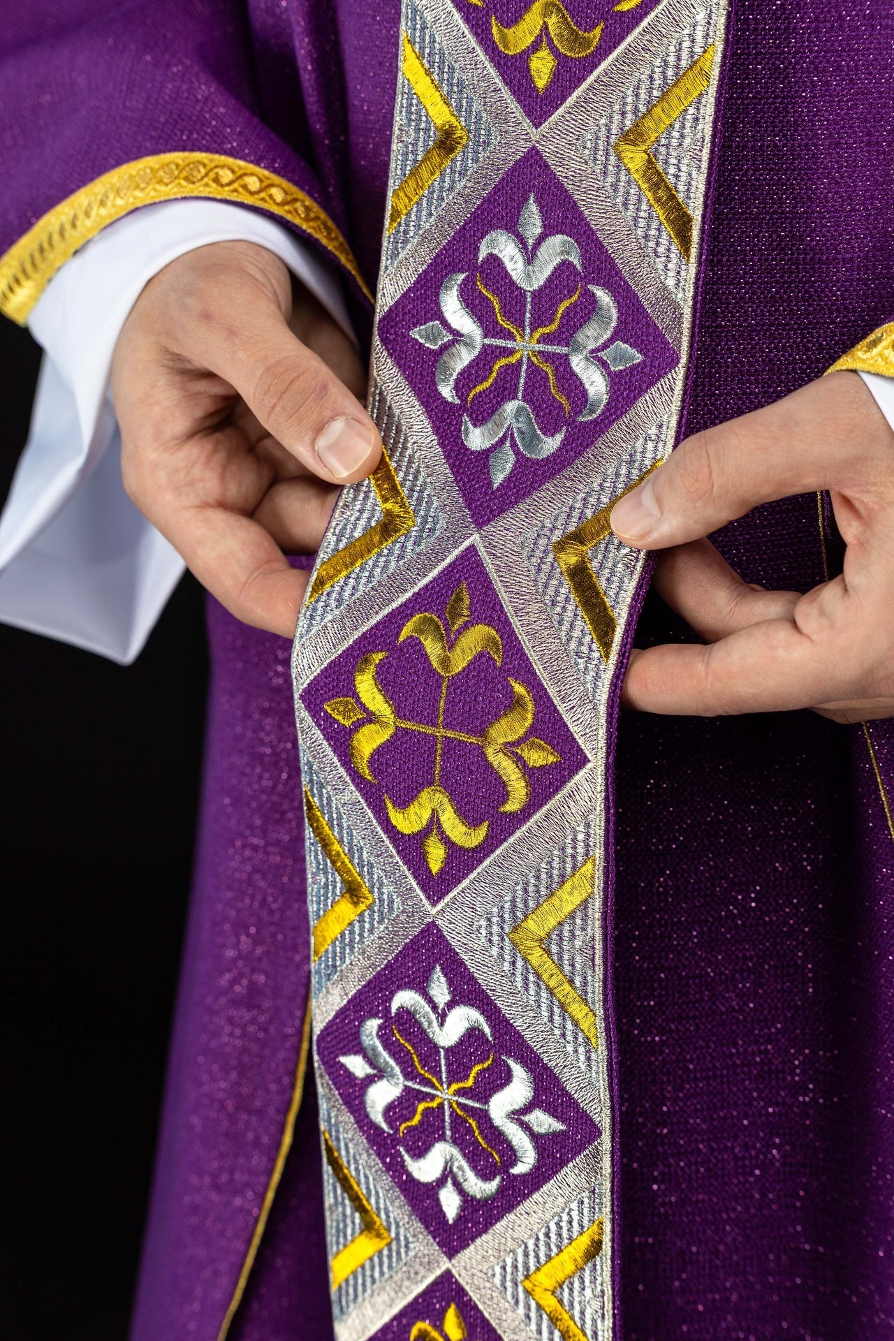 Haftowany pas na ornat w zestawie z ornatem fioletowy - ORNATY.PL