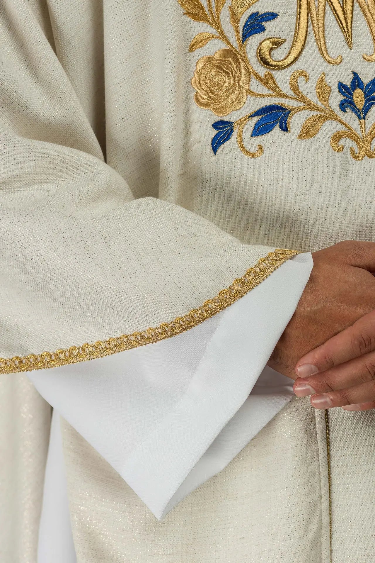 Casulla bordada con motivo mariano – Ecru