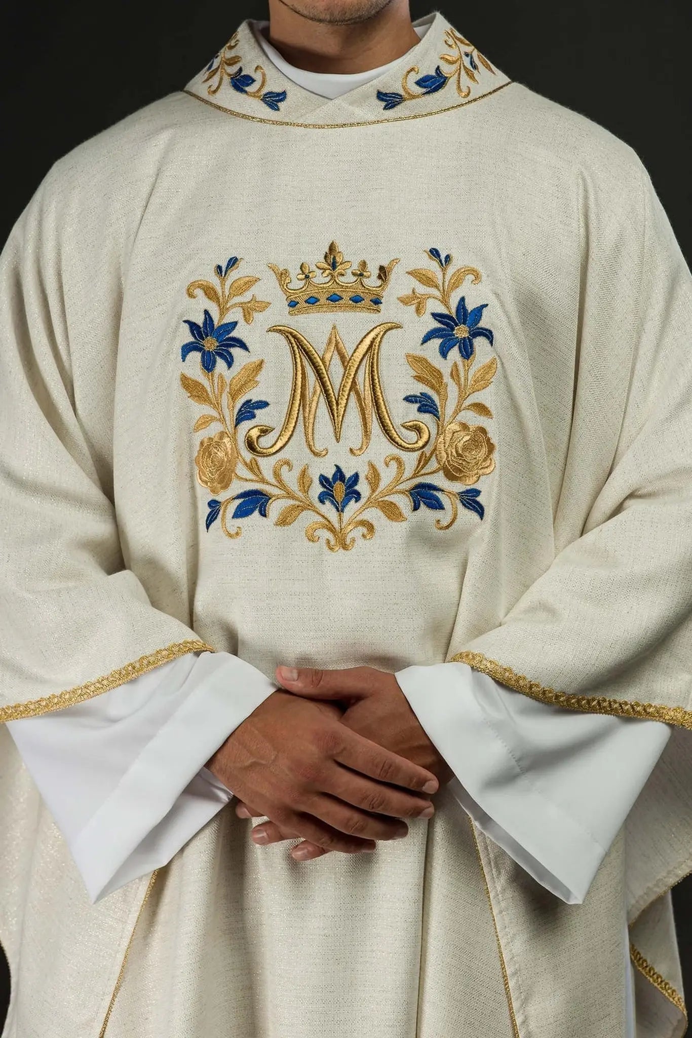Casulla bordada con motivo mariano – Ecru