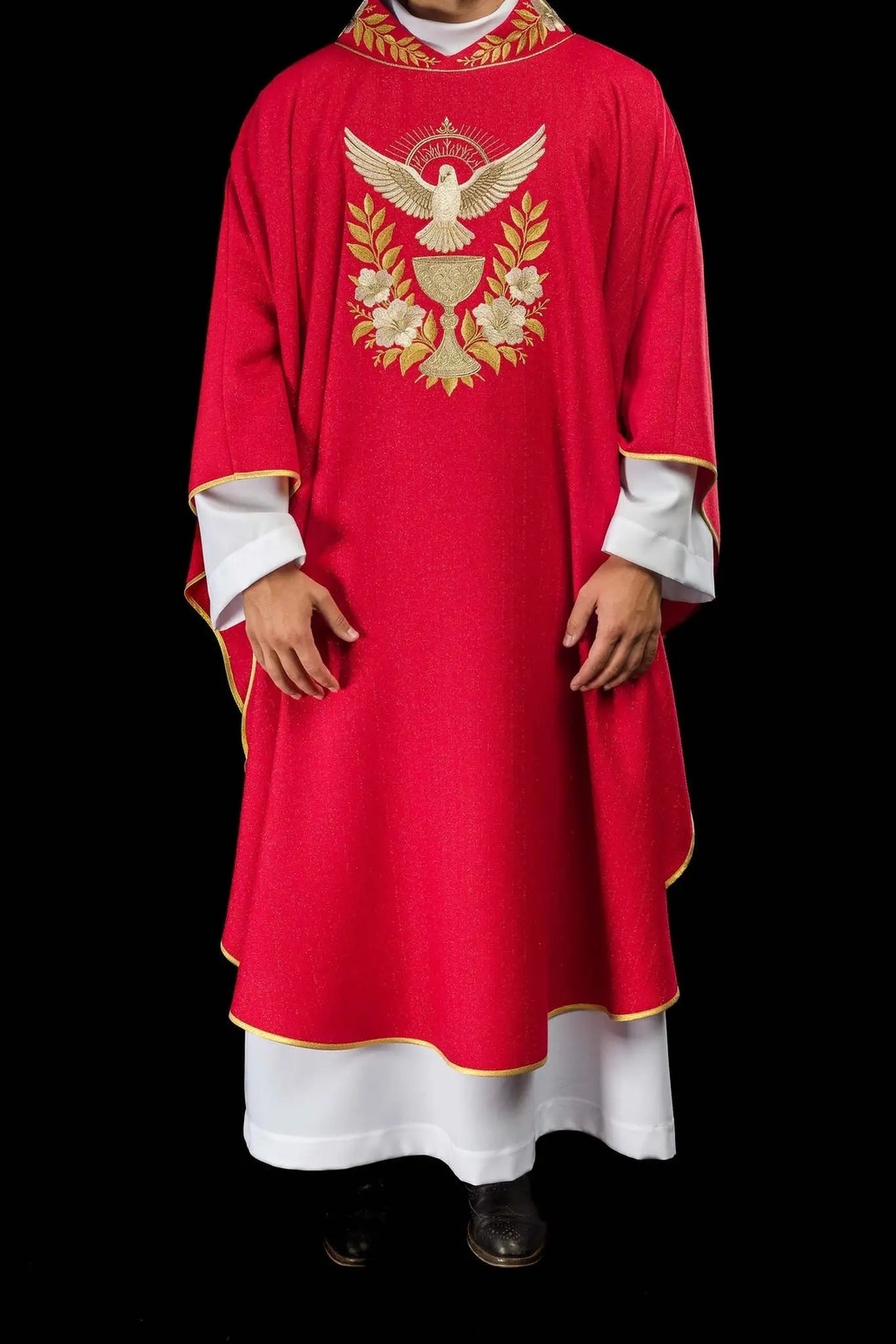 Casulla roja con cuello bordado y símbolo del Espíritu Santo