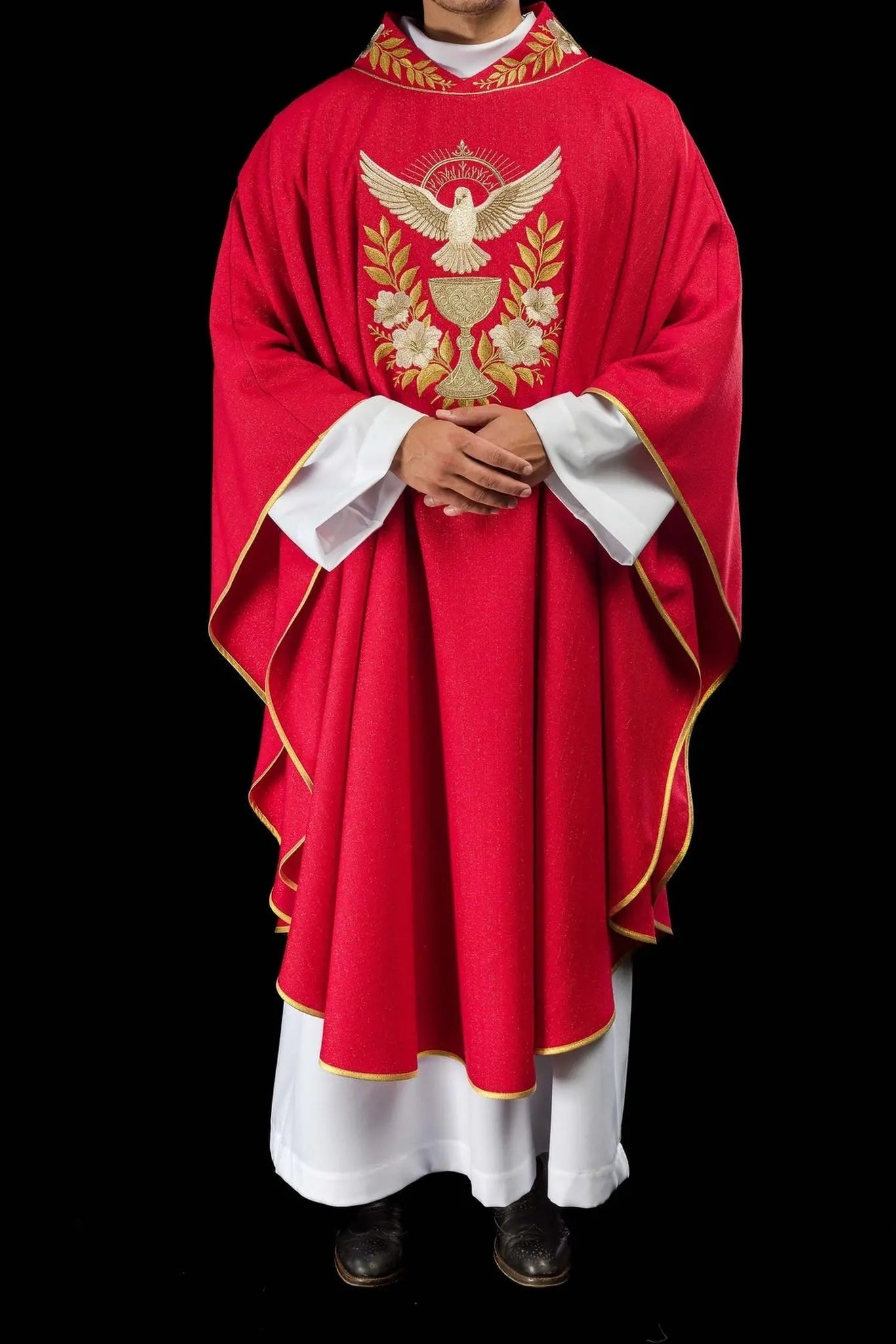 Casulla roja con cuello bordado y símbolo del Espíritu Santo