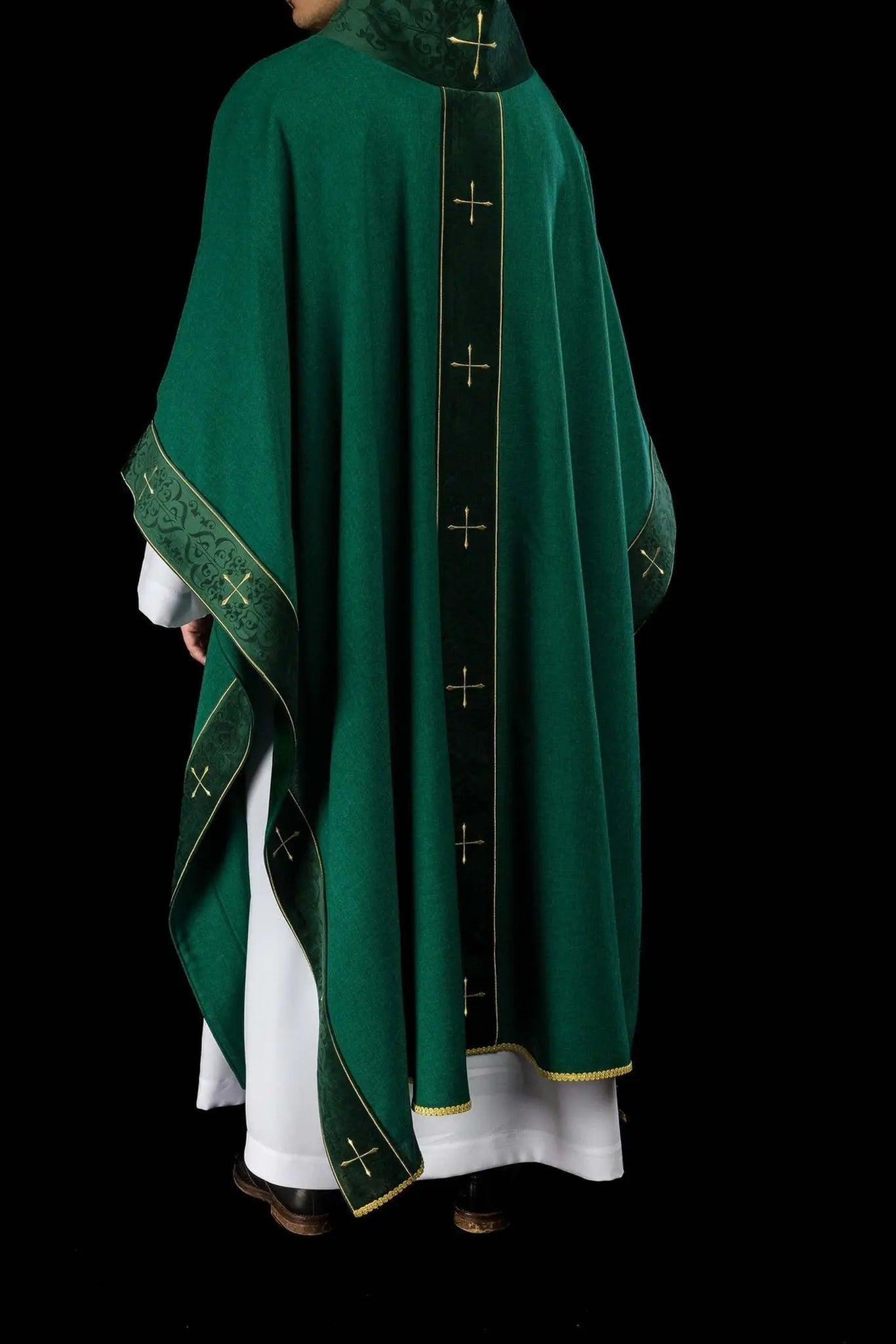 Casulla verde con banda bordada y cuello bordado con cruz