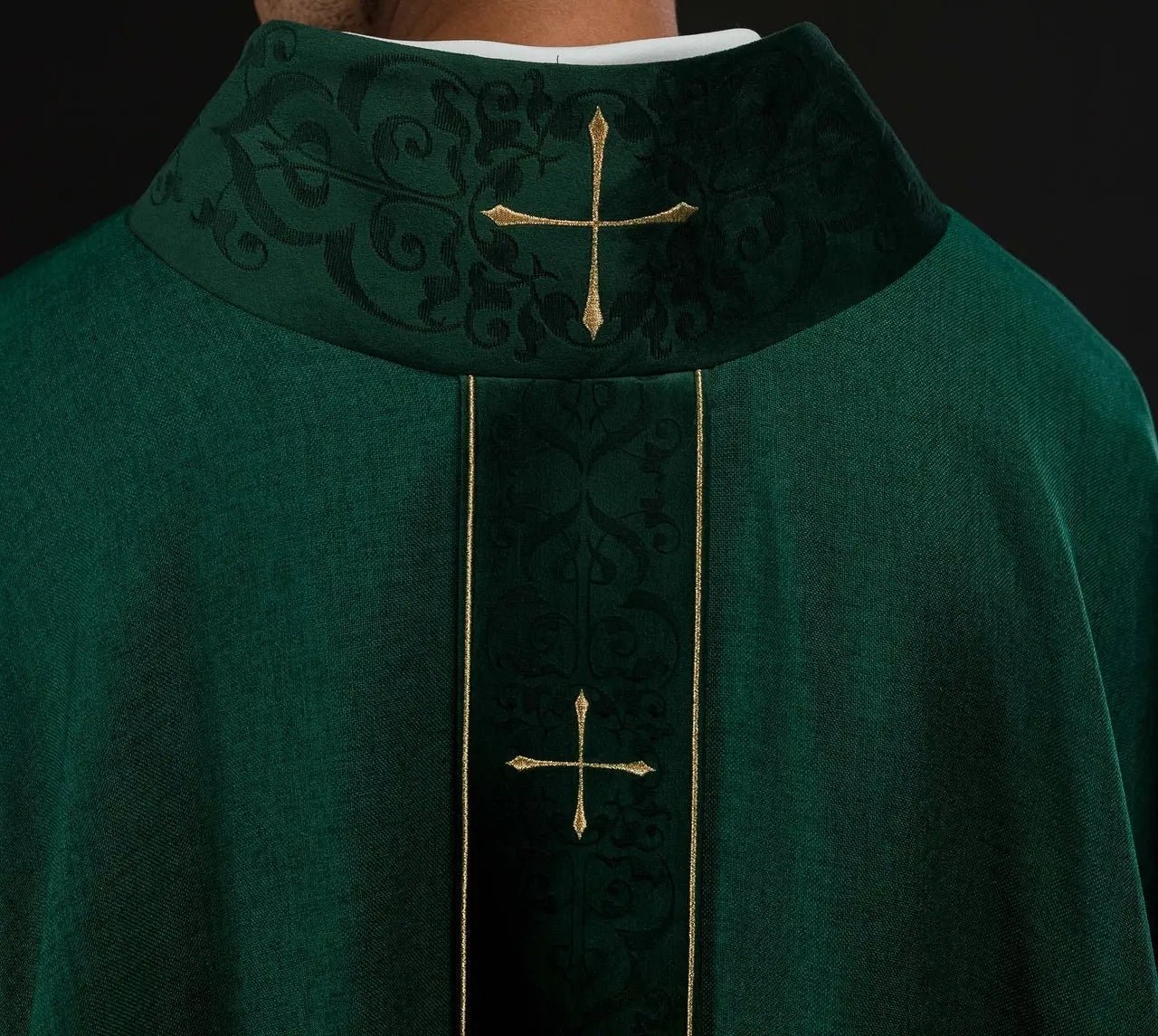 Casulla verde con banda bordada y cuello bordado con cruz
