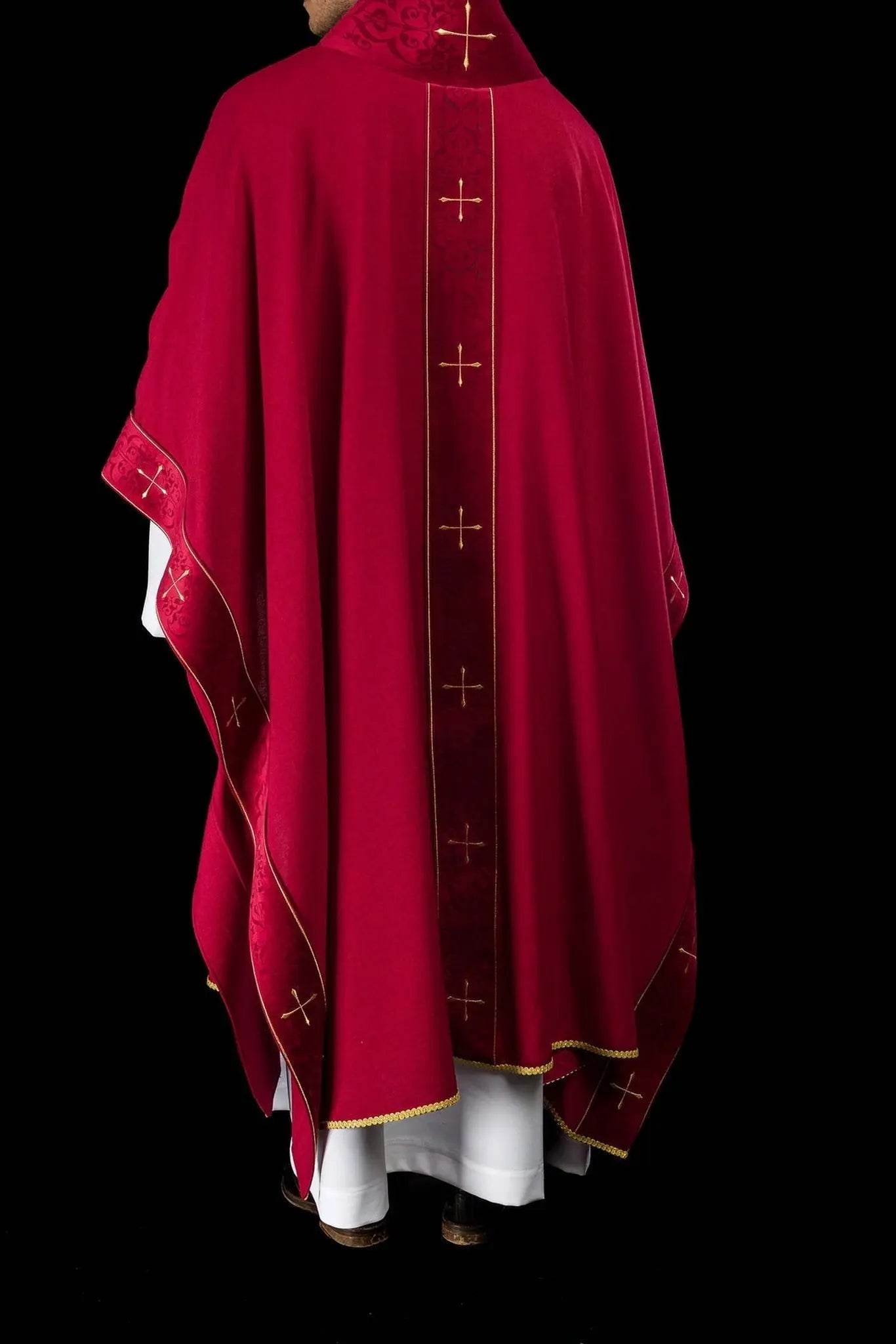Casulla roja con banda bordada y cuello bordado con cruz