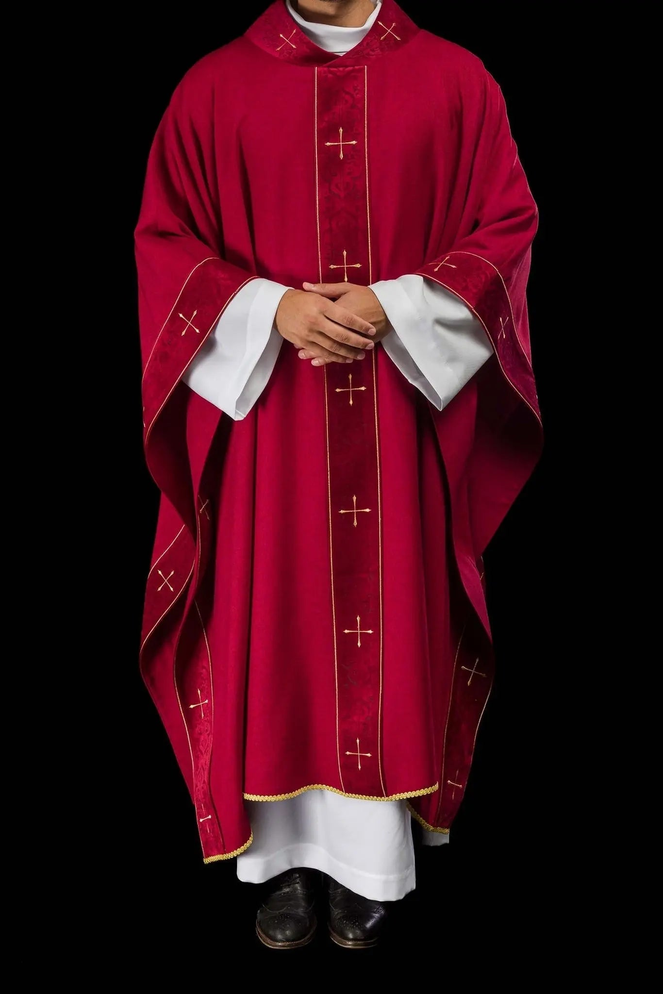 Casulla roja con banda bordada y cuello bordado con cruz