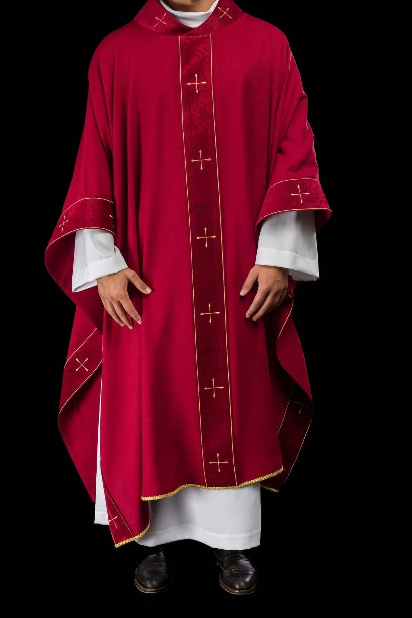 Casulla roja con banda bordada y cuello bordado con cruz