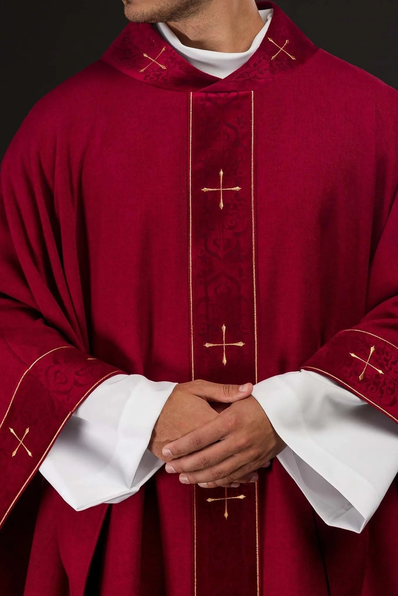 Casulla roja con banda bordada y cuello bordado con cruz