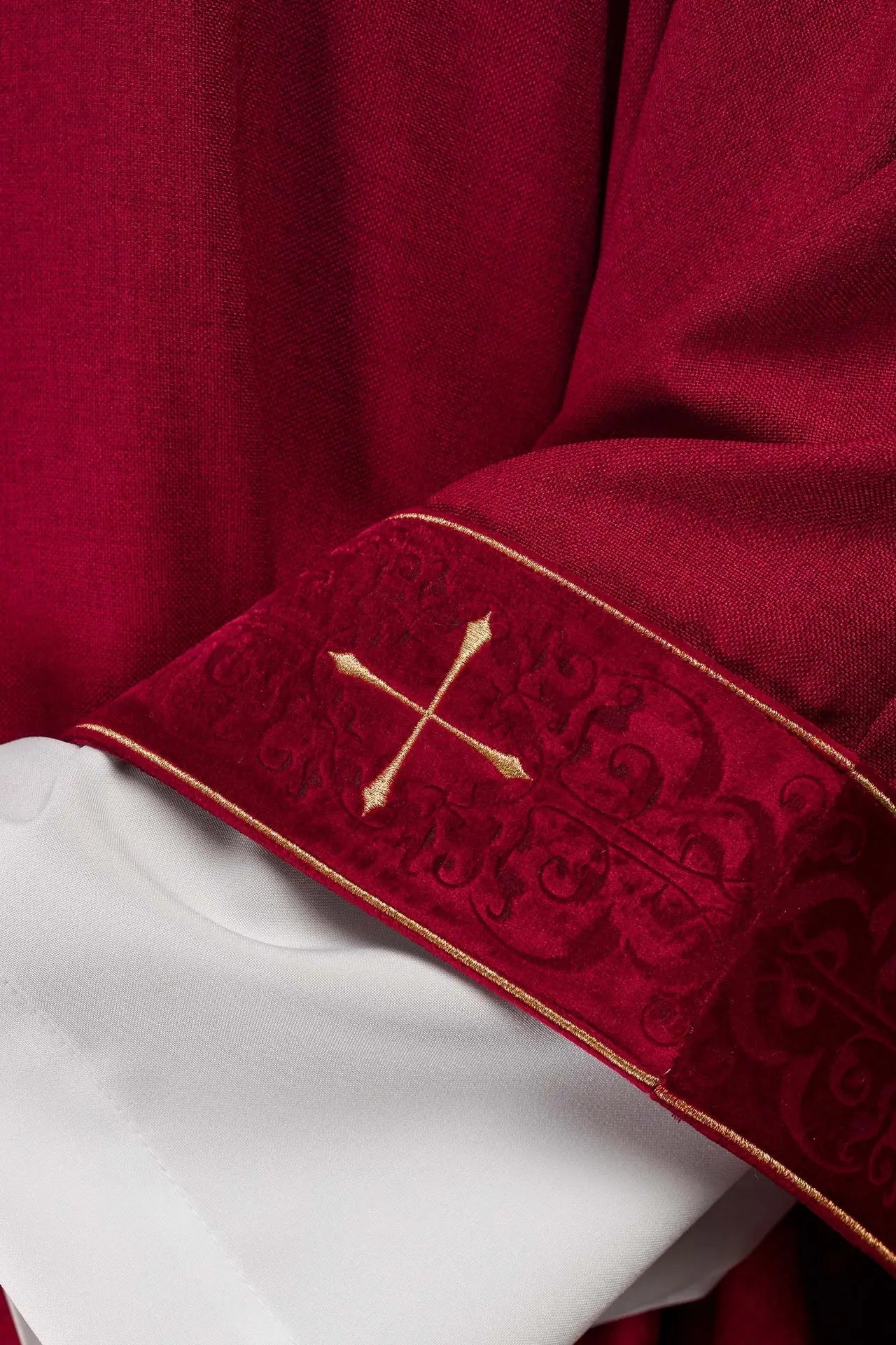 Casulla roja con banda bordada y cuello bordado con cruz