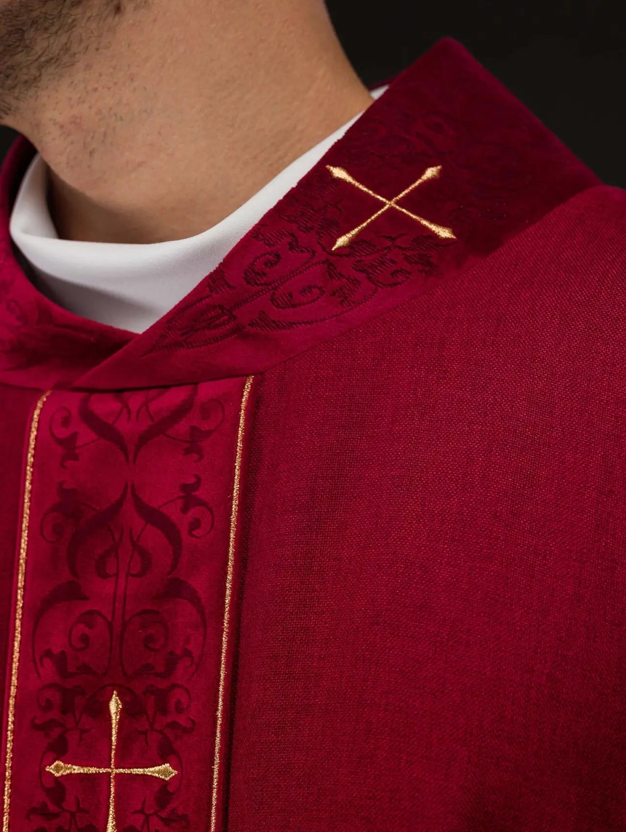 Casulla roja con banda bordada y cuello bordado con cruz