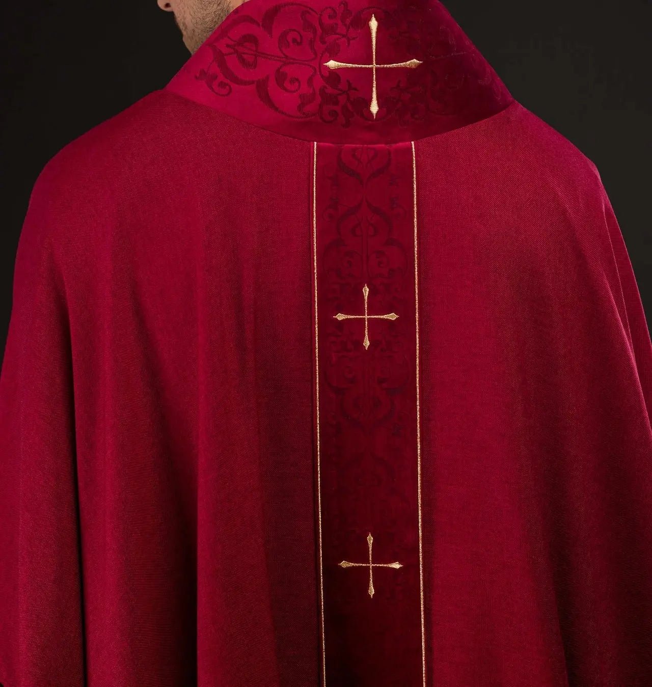 Casulla roja con banda bordada y cuello bordado con cruz