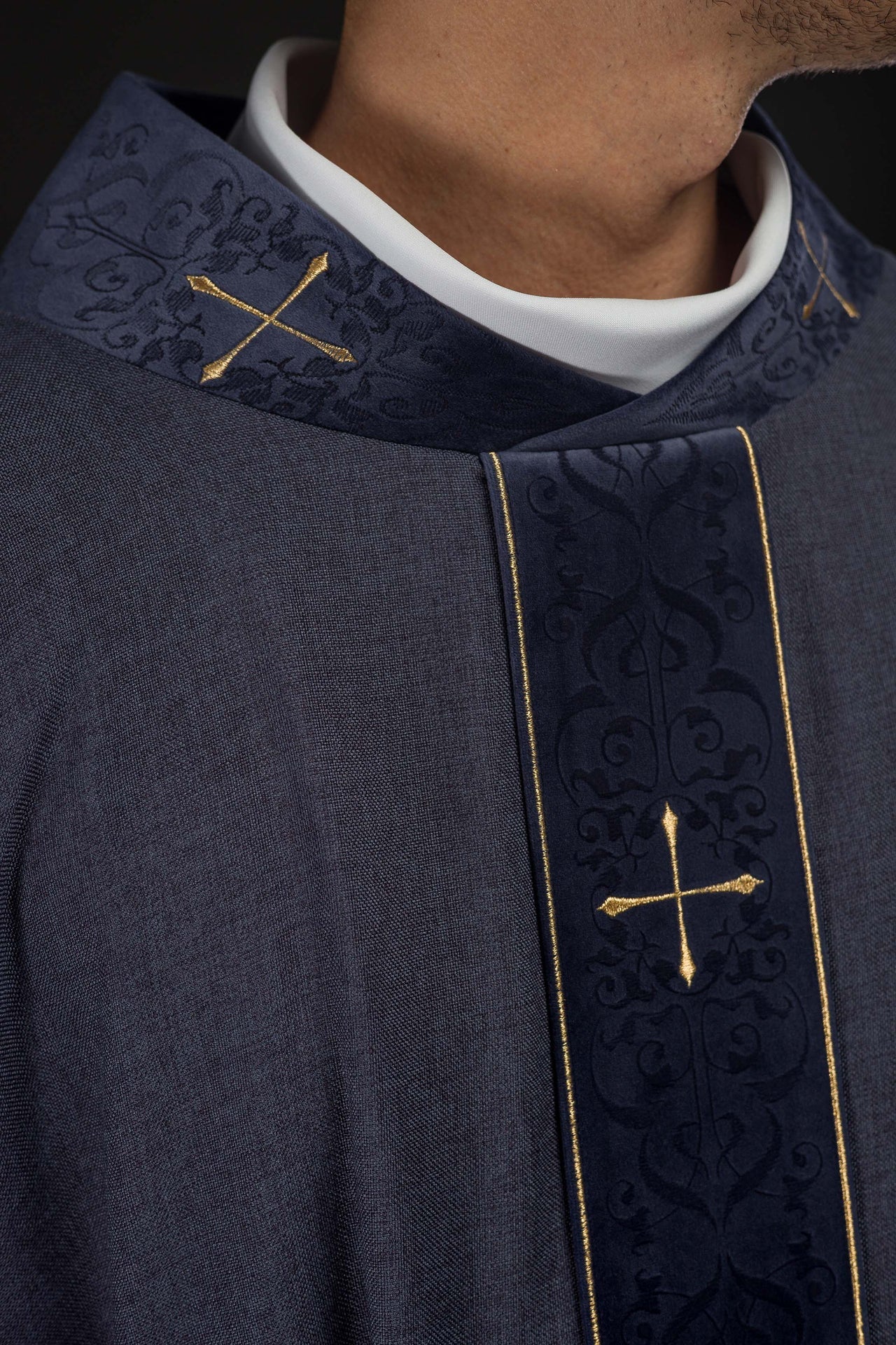 Ornat w kolorze fioletowym z haftowanym pasem i kołnierzem w krzyże - ORNATY.PL