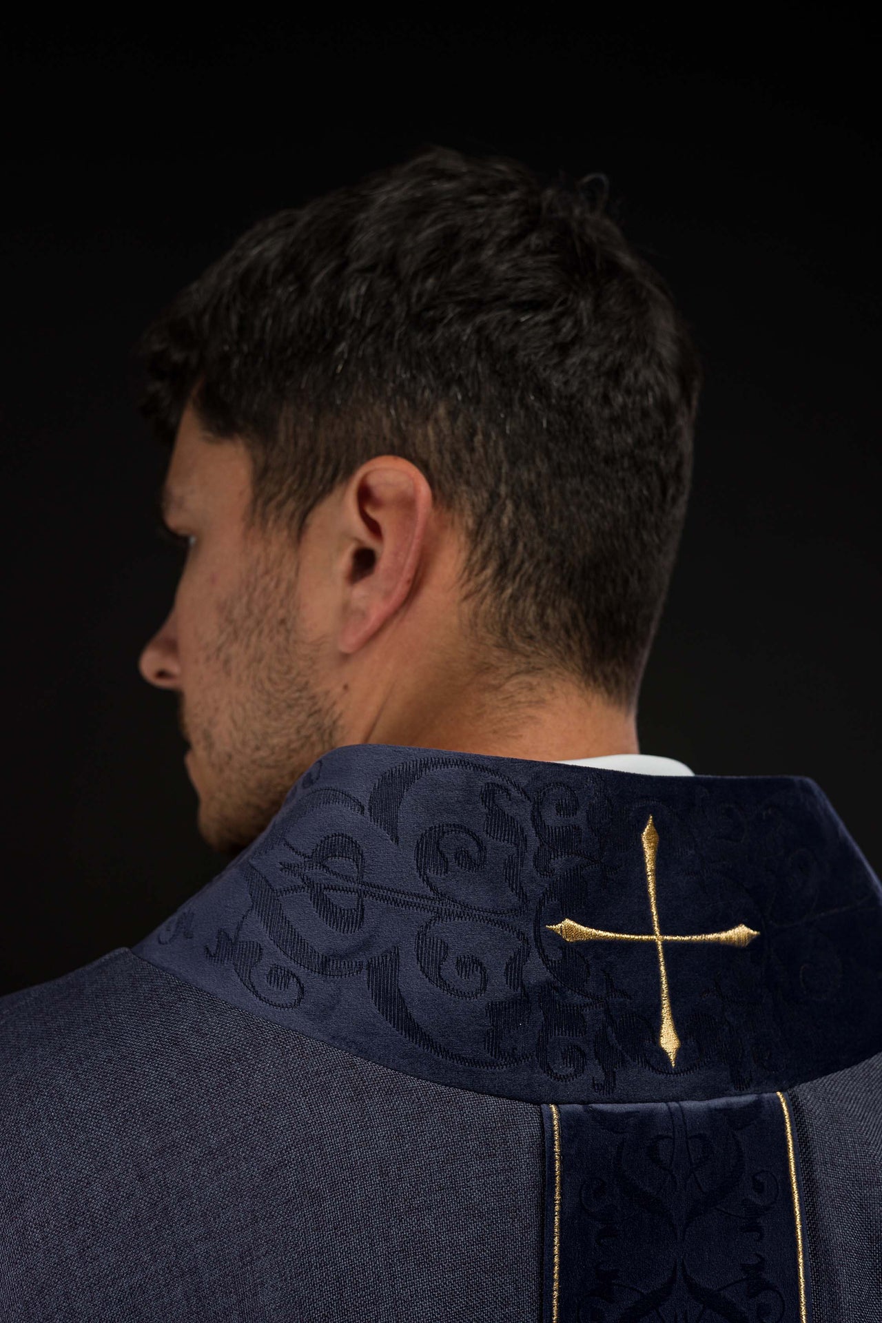 Ornat w kolorze fioletowym z haftowanym pasem i kołnierzem w krzyże - ORNATY.PL