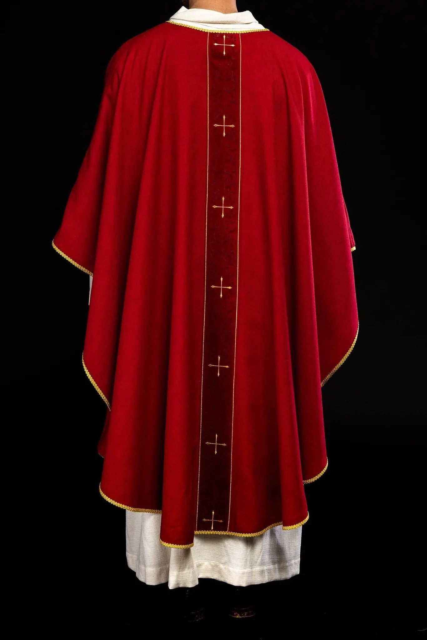 Casulla roja con una banda bordada de cruces