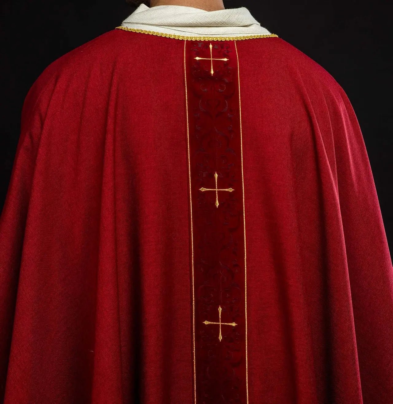 Casulla roja con una banda bordada de cruces