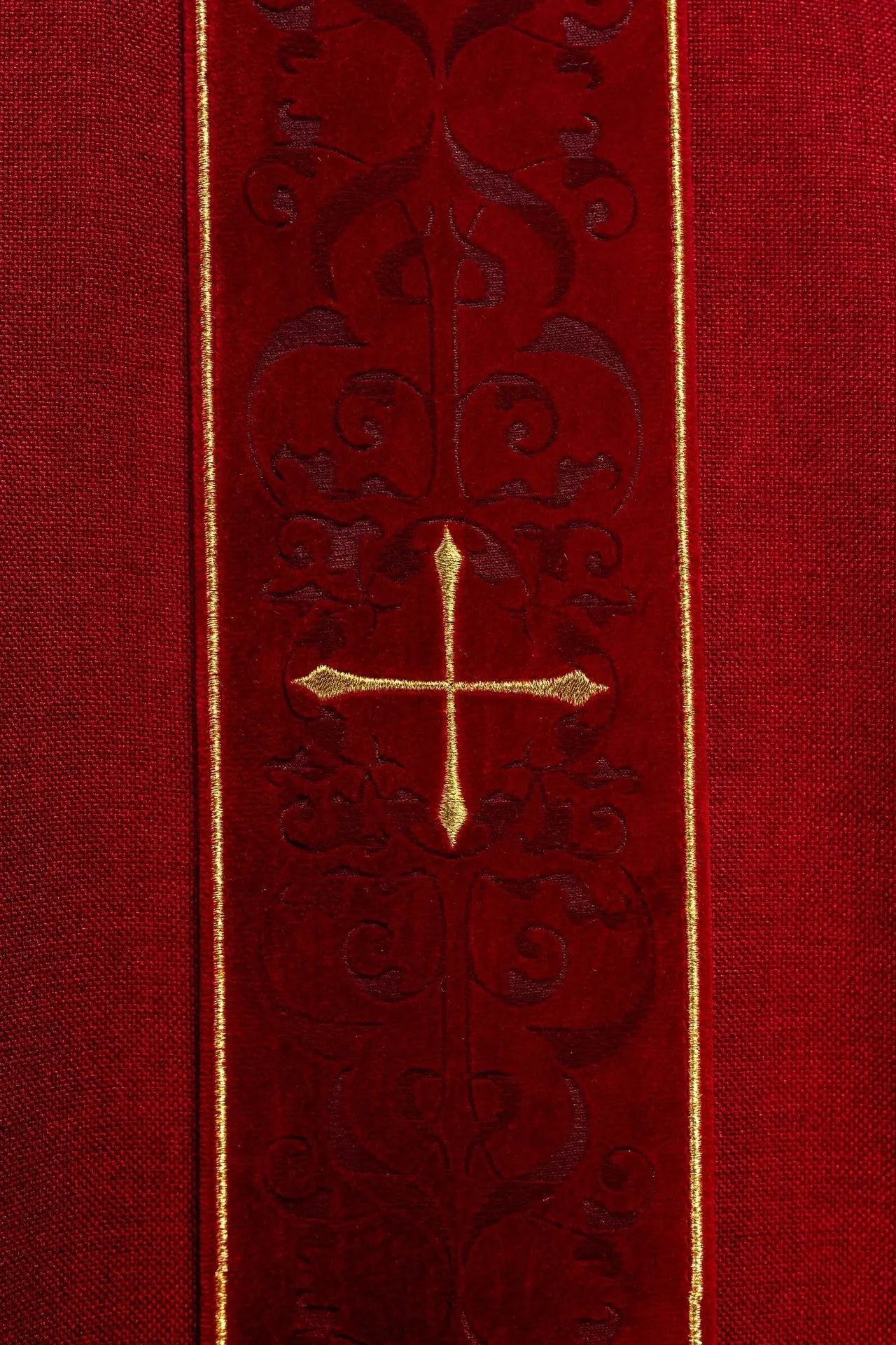 Casulla roja con una banda bordada de cruces
