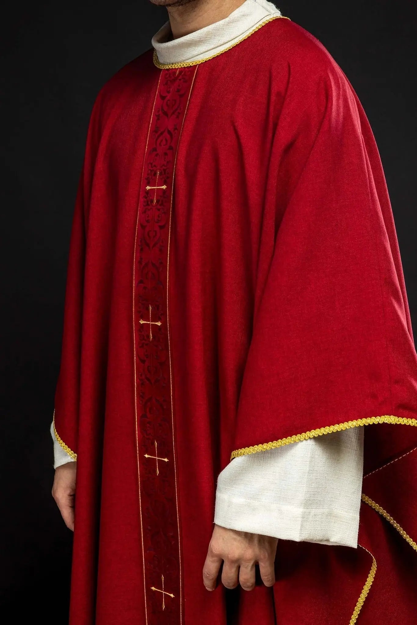 Casulla roja con una banda bordada de cruces