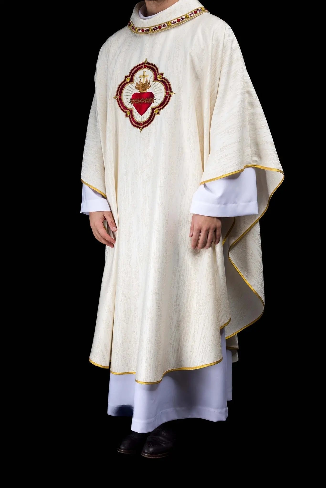 Casulla con bordado del Sagrado Corazón de Jesús y cáliz eucarístico