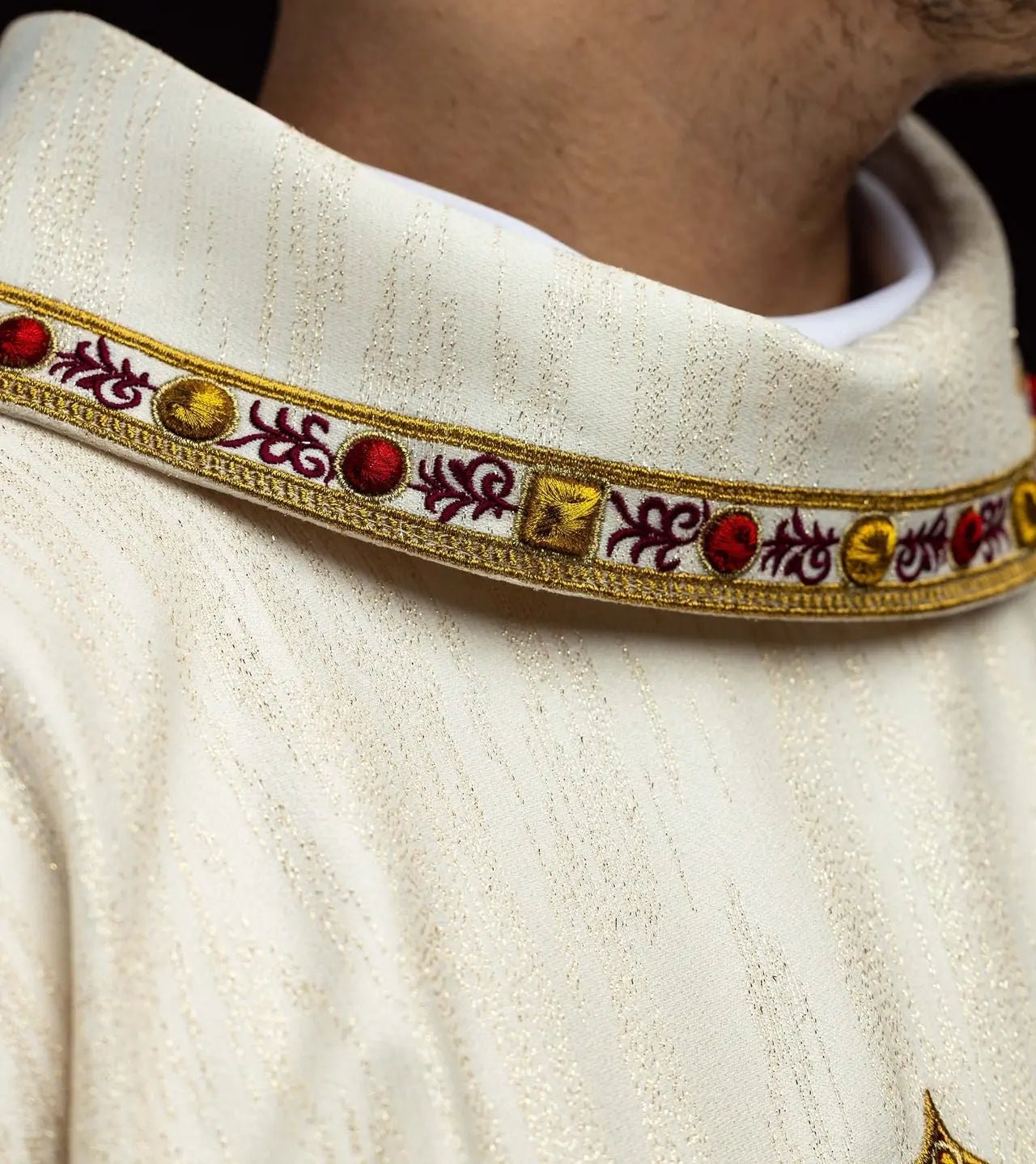 Casulla con bordado del Sagrado Corazón de Jesús y cáliz eucarístico