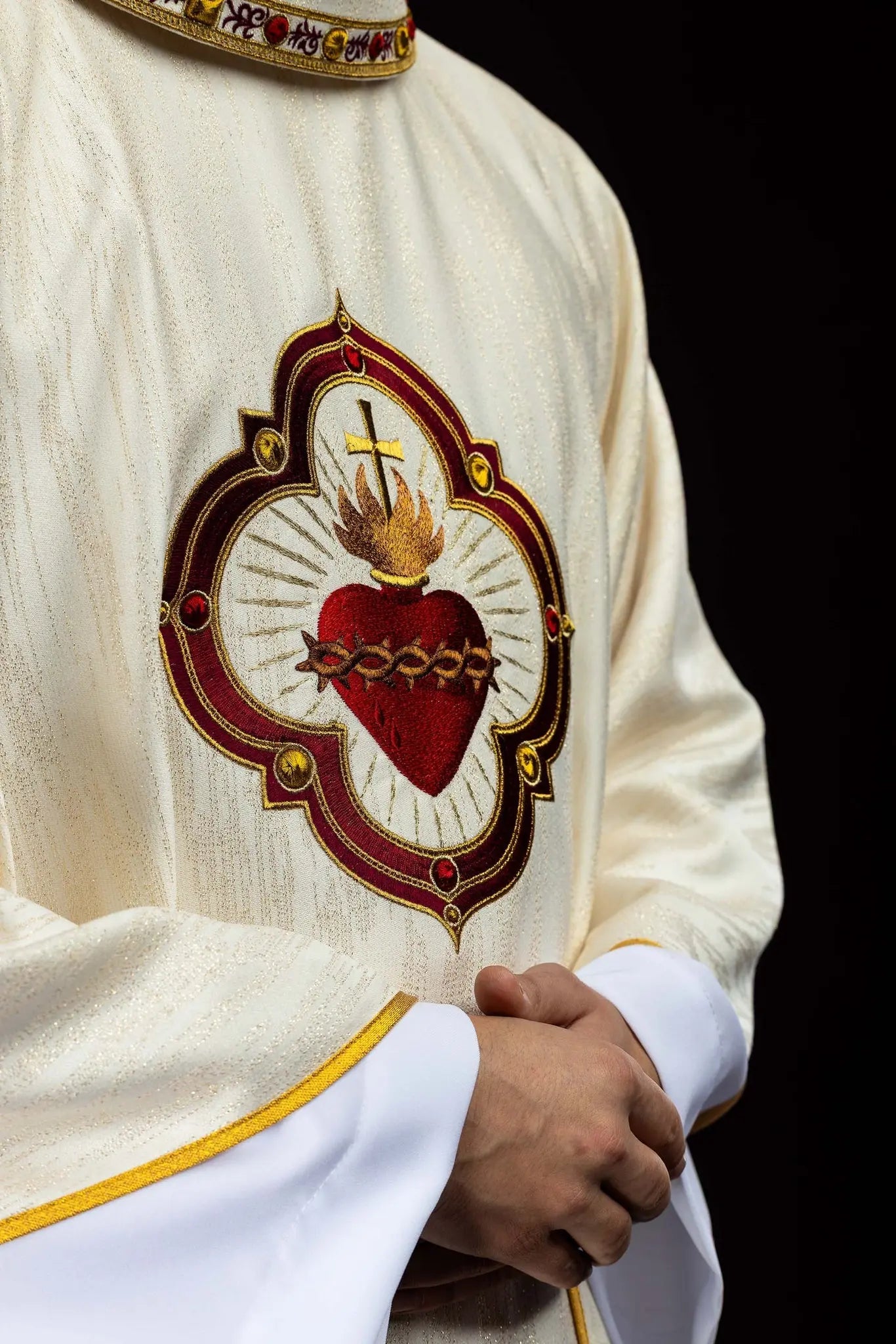 Casulla con bordado del Sagrado Corazón de Jesús y cáliz eucarístico