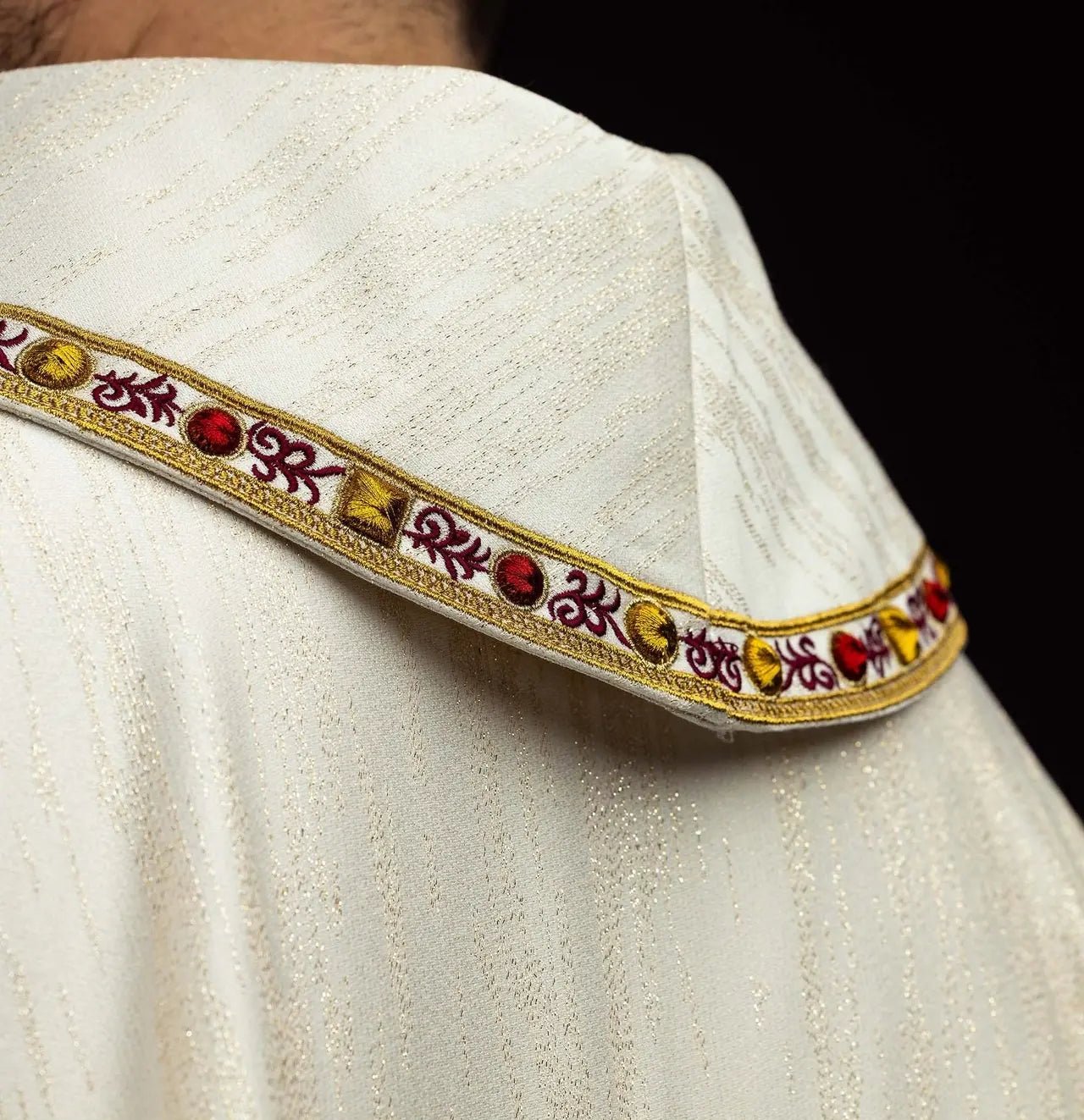 Casulla con bordado del Sagrado Corazón de Jesús y cáliz eucarístico