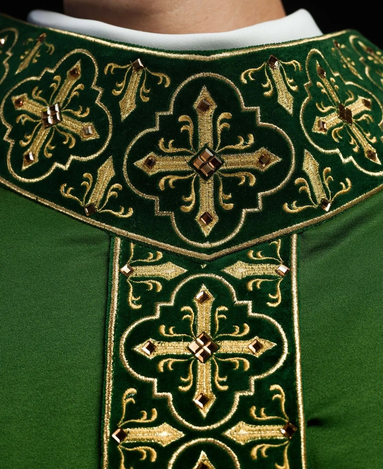 Green chasuble decorated with 500 stones with narr