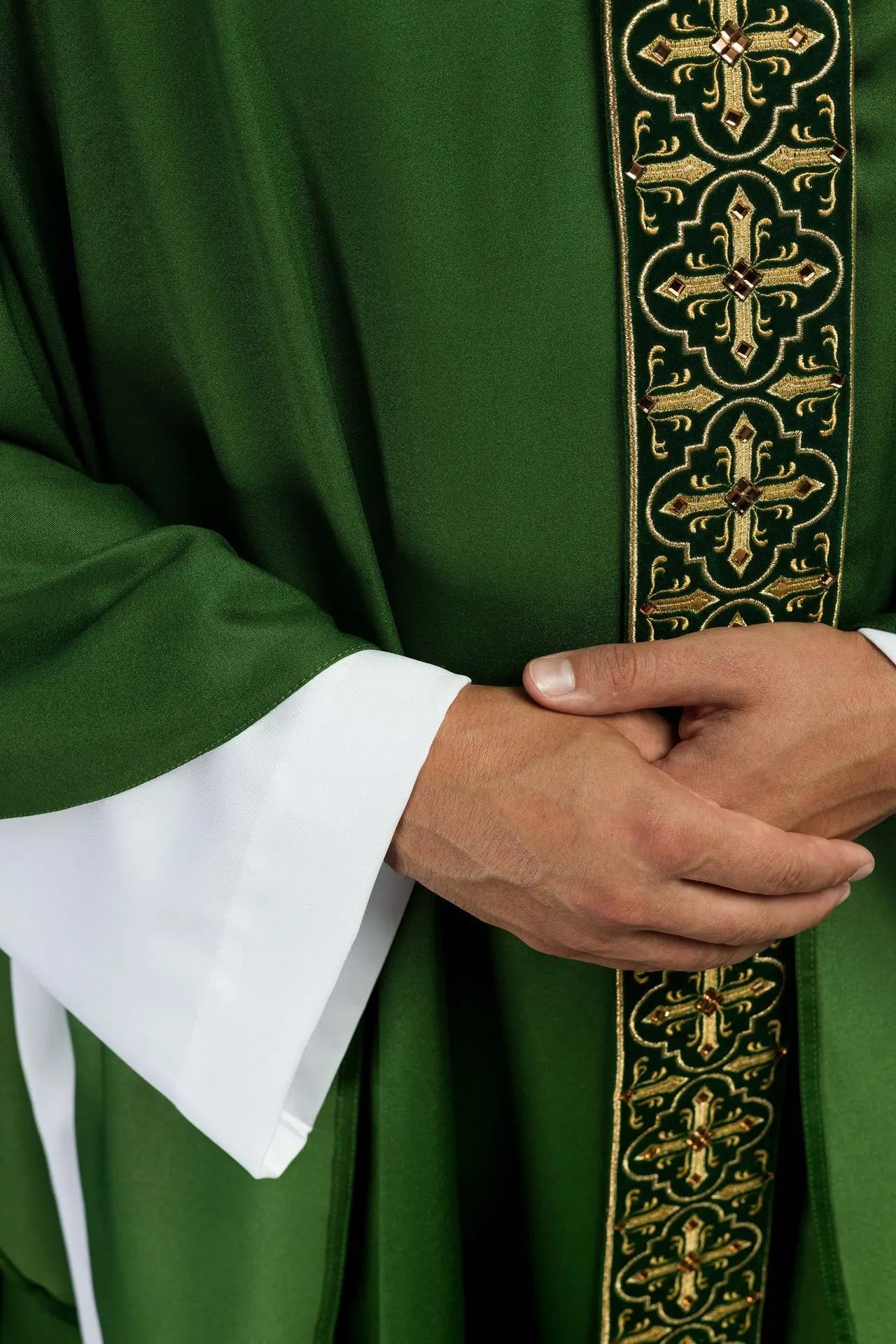 Green chasuble decorated with 500 stones with narr