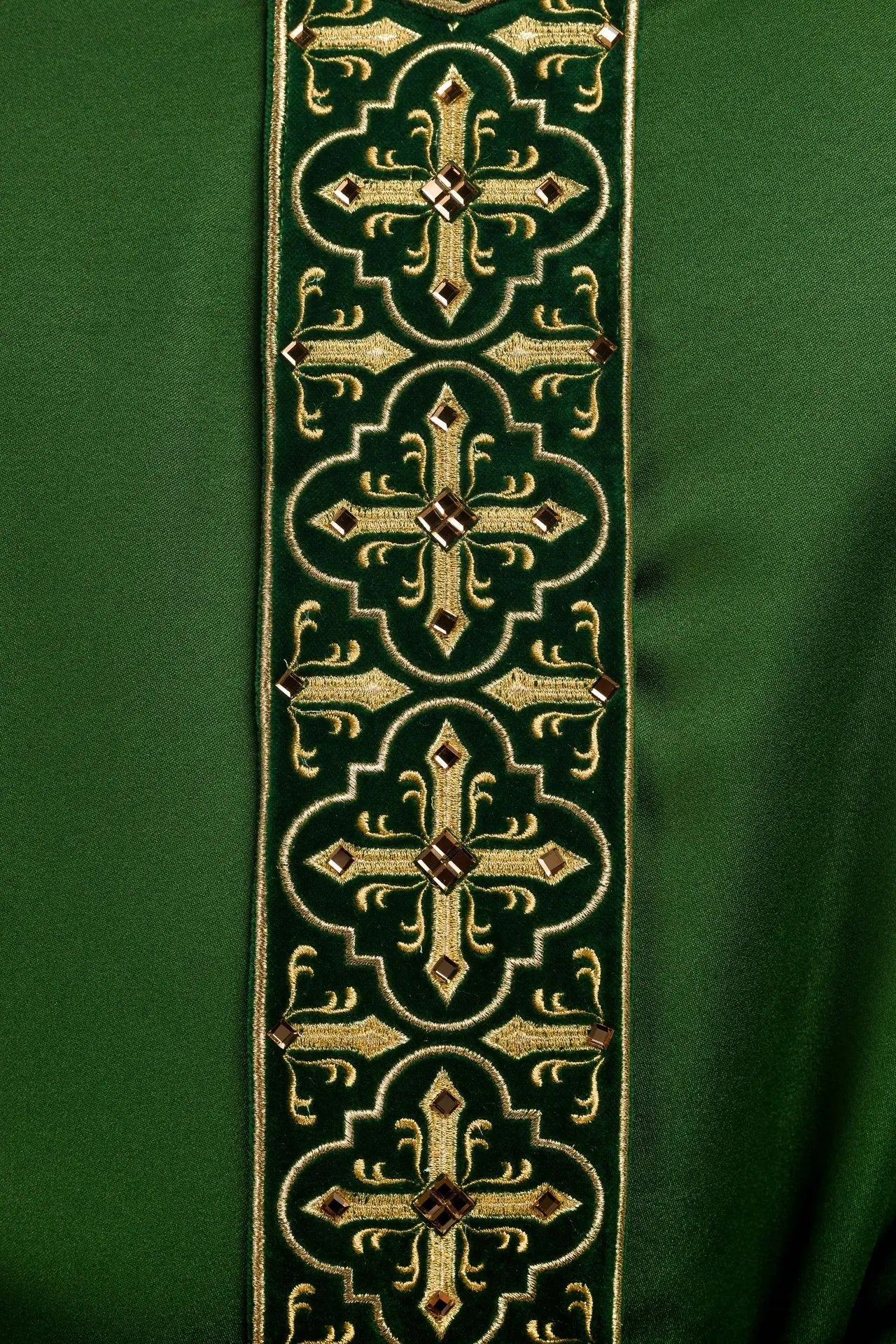 Green chasuble decorated with 500 stones with narr