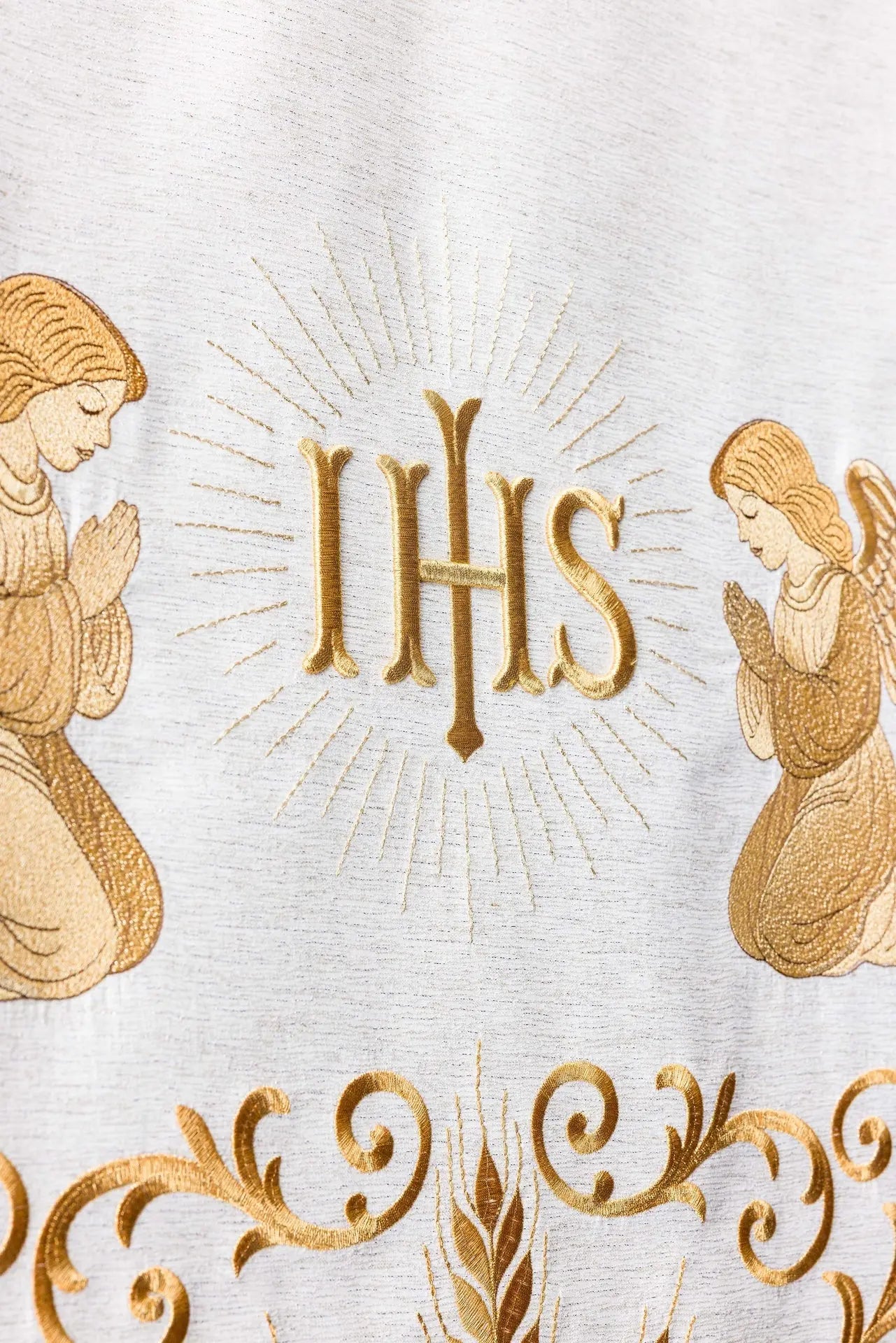 Funda blanca para atril con IHS y ángeles adoradores