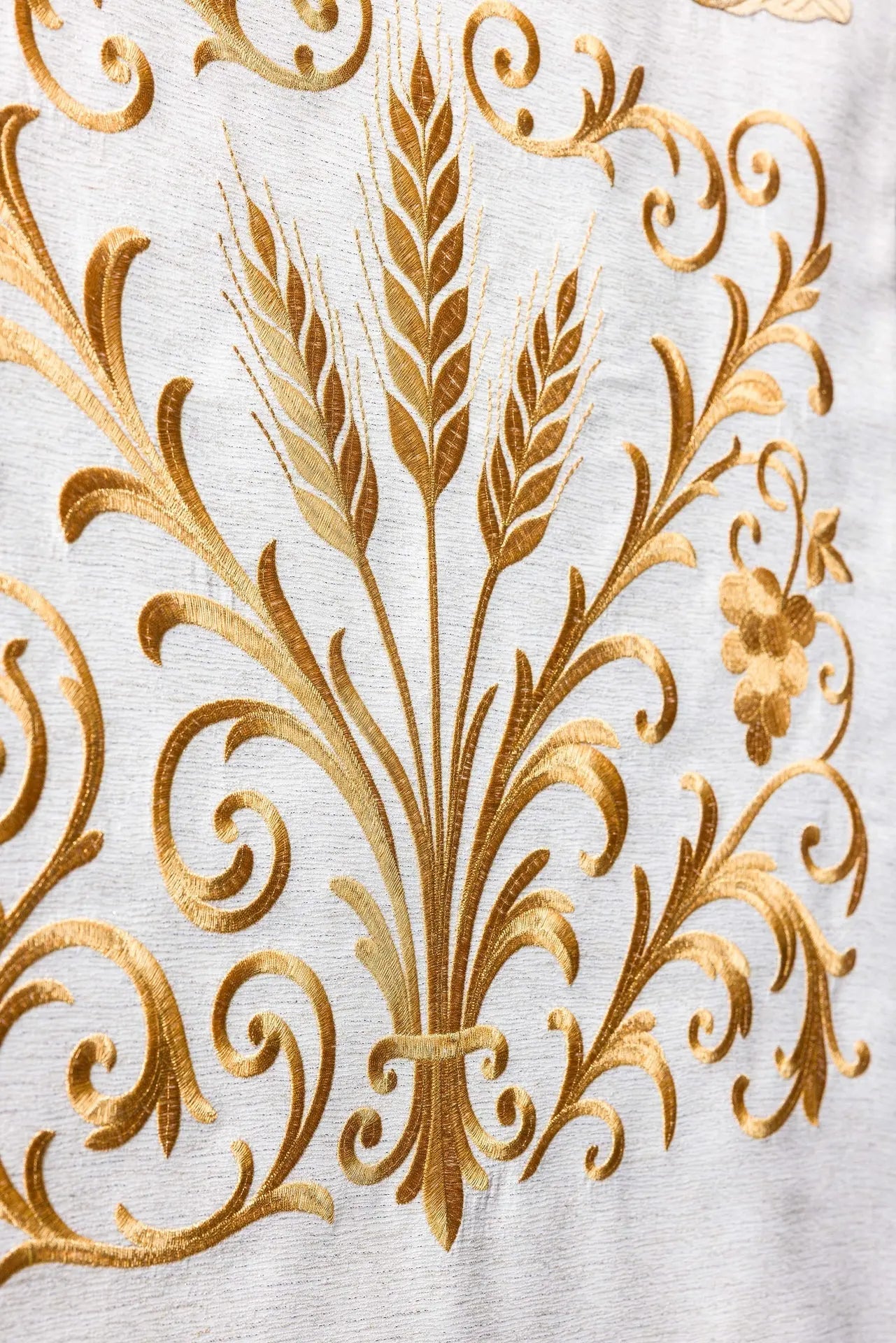 Funda blanca para atril con IHS y ángeles adoradores