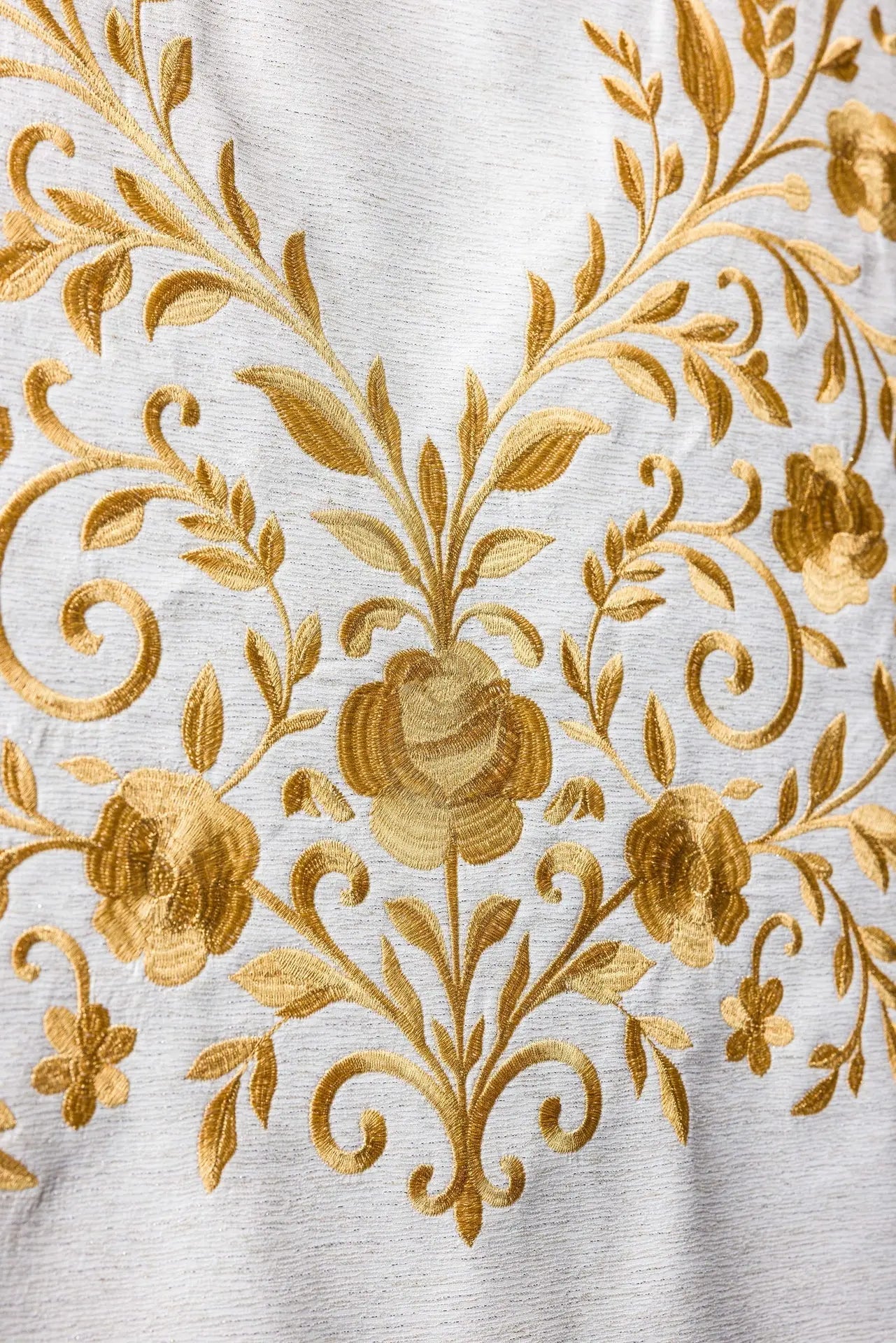 Funda blanca para atril con cruz, palomas y bordado dorado