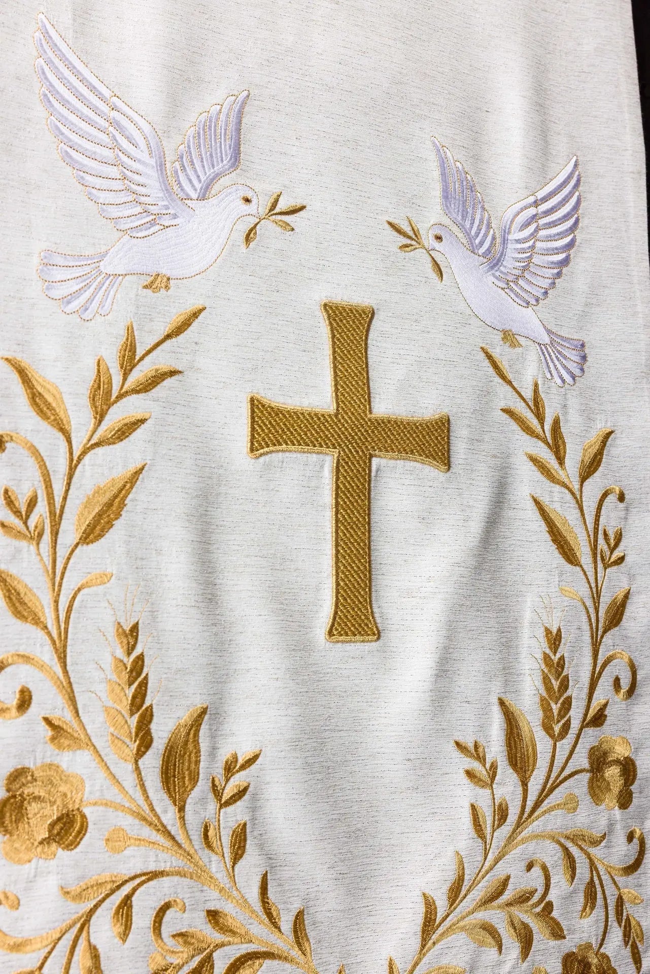 Funda blanca para atril con cruz, palomas y bordado dorado