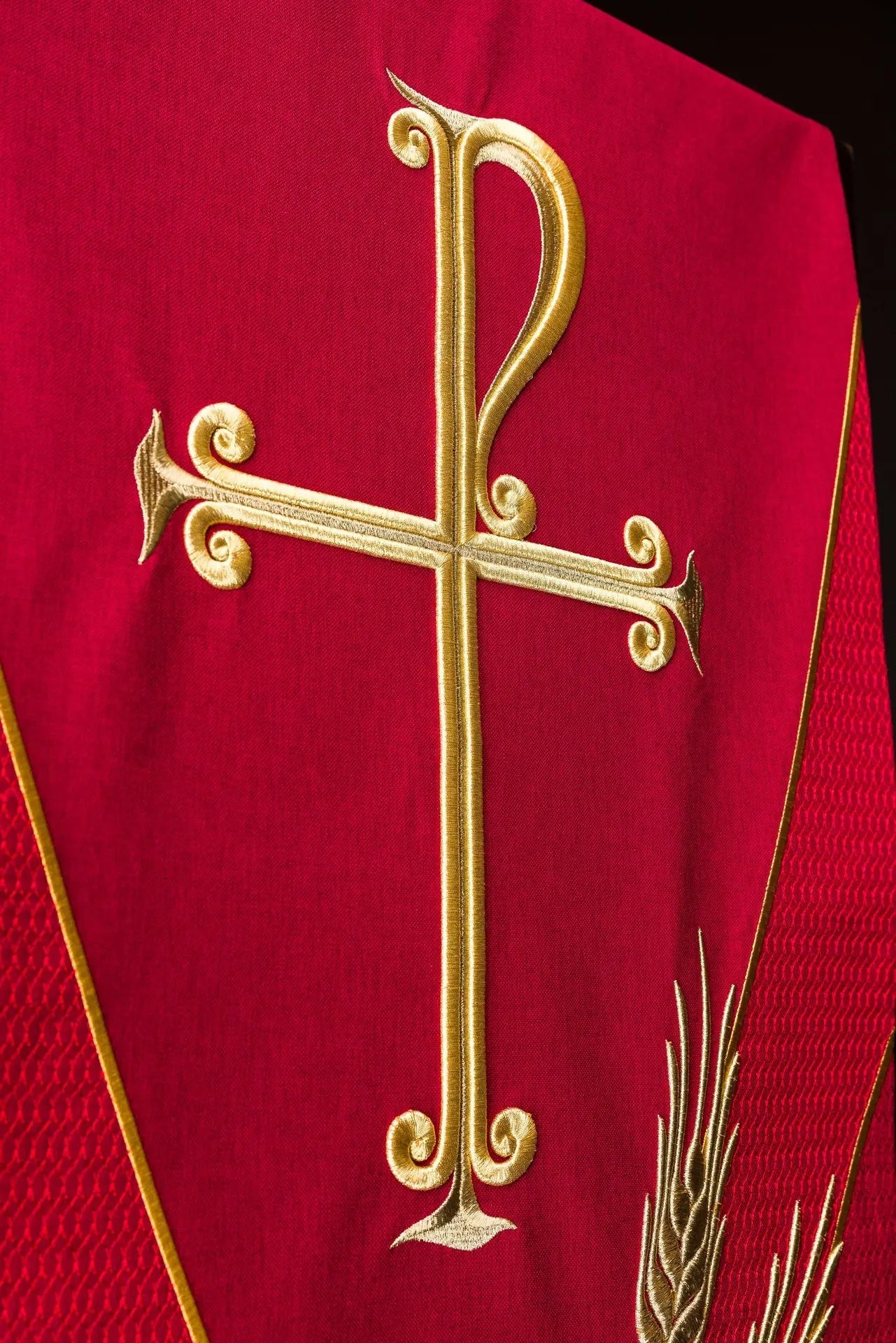 Funda roja para atril con símbolo PAX y bordado de trigo