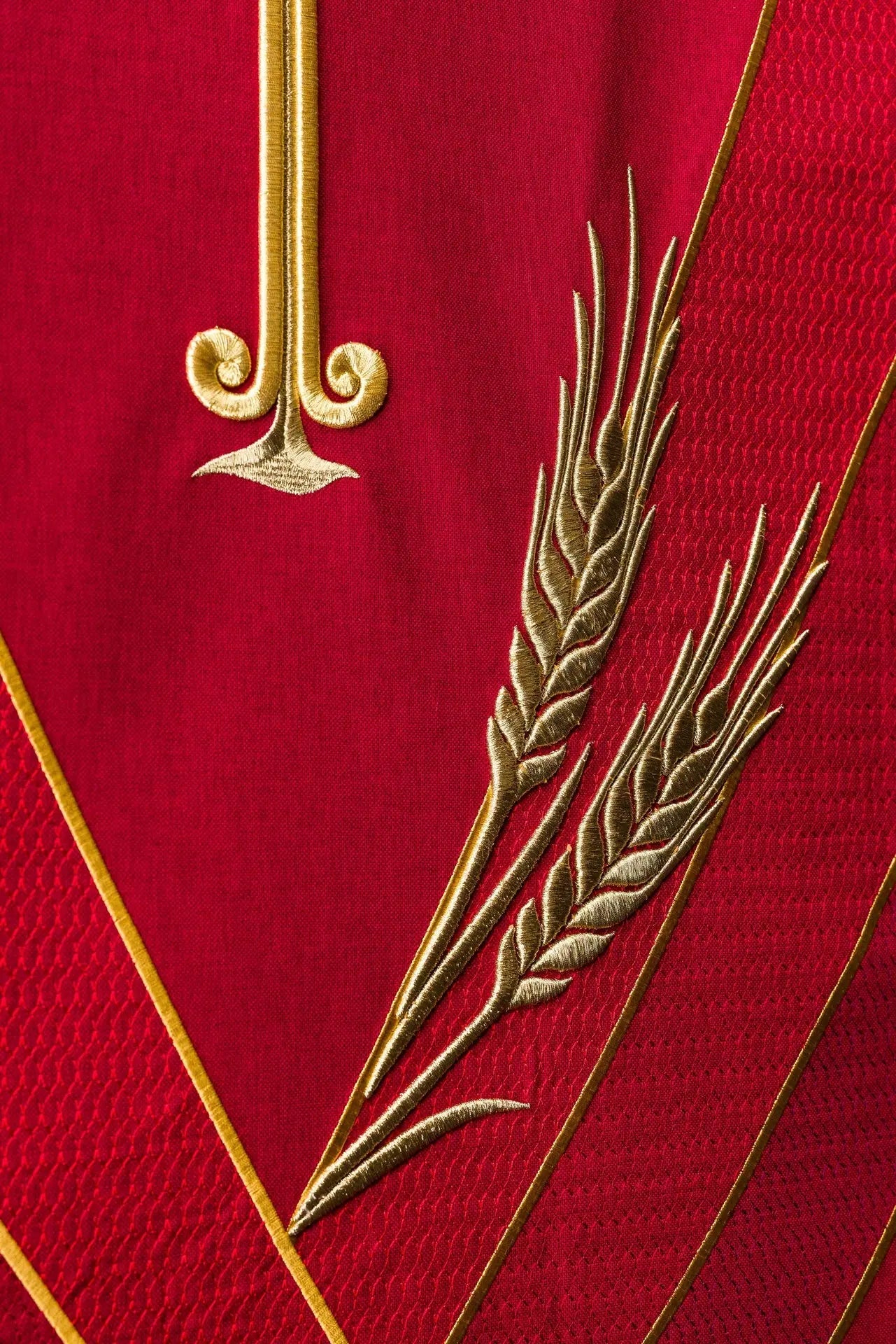 Funda roja para atril con símbolo PAX y bordado de trigo
