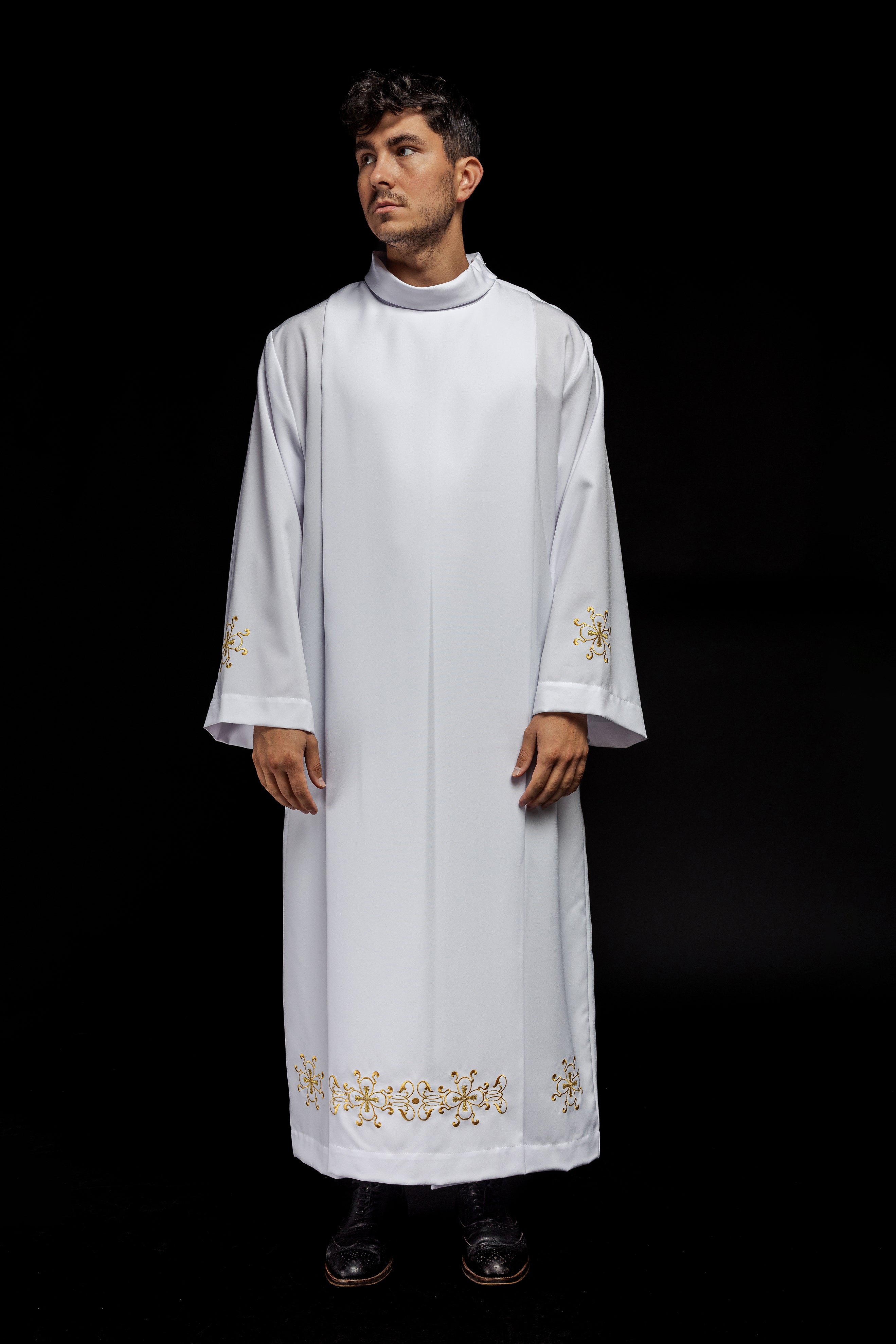 Túnica de sacerdote con cuello alto decorada con bordados blanca