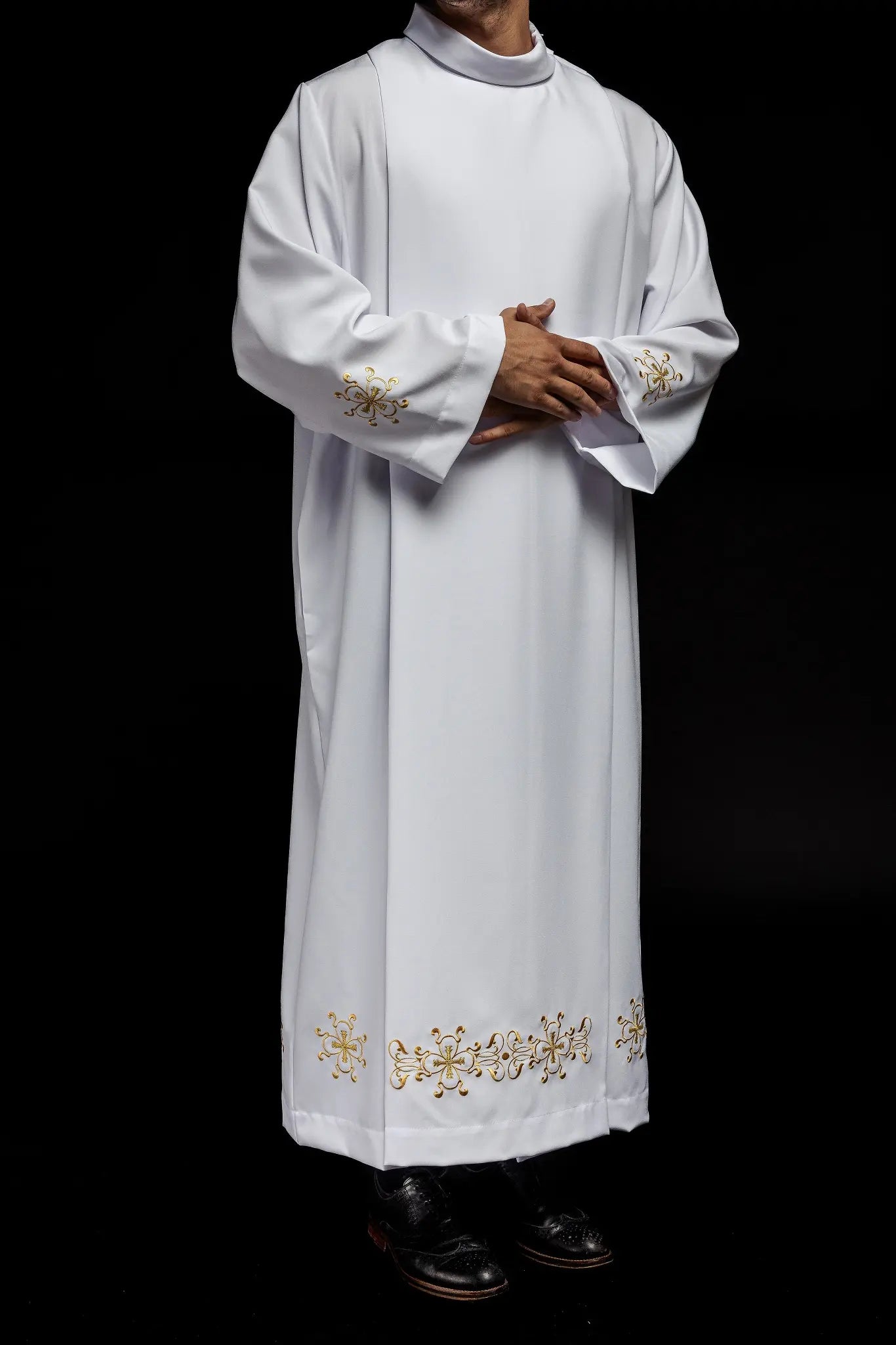 Túnica de sacerdote con cuello alto decorada con bordados blanca
