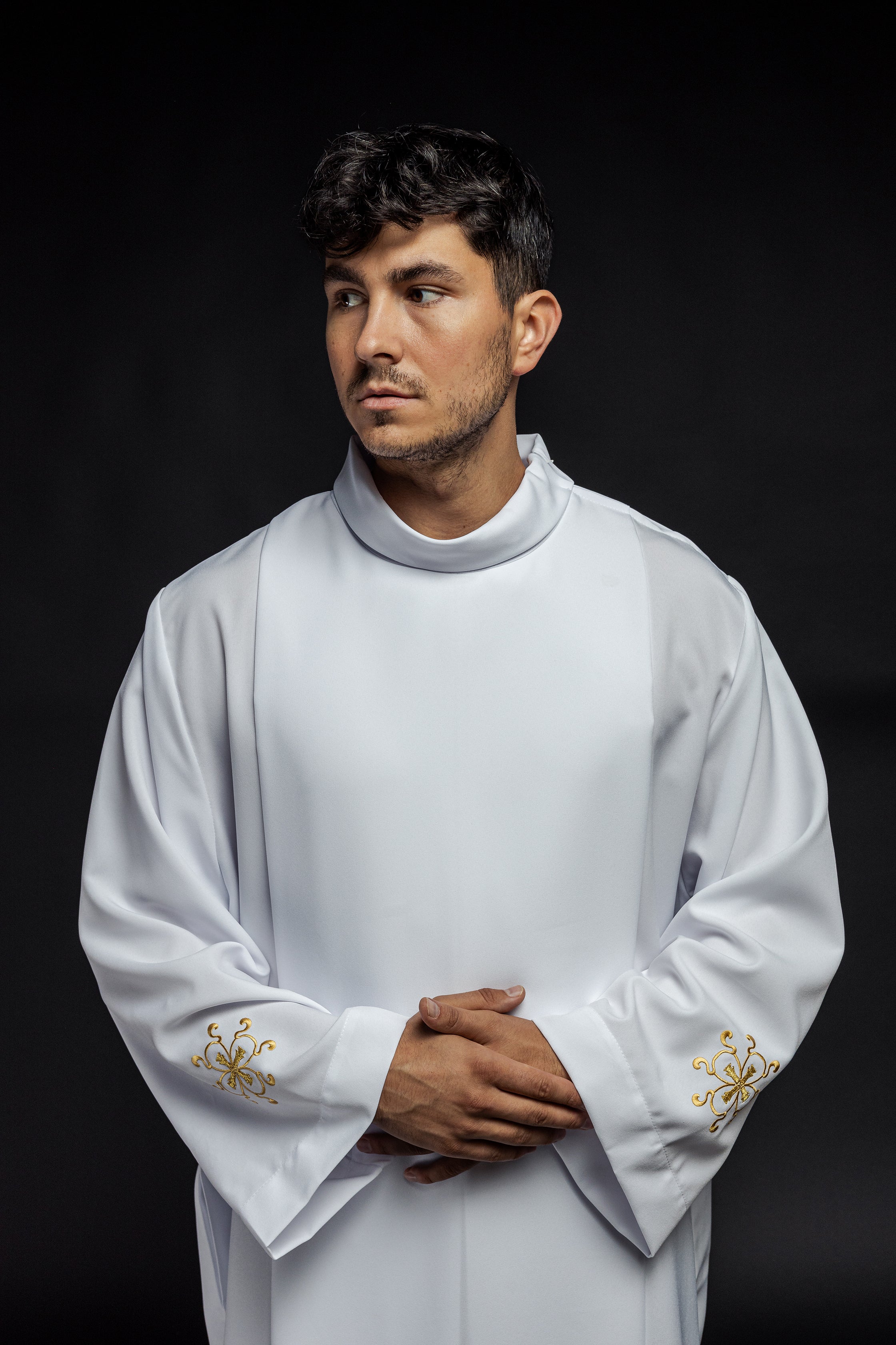Túnica de sacerdote con cuello alto decorada con bordados blanca