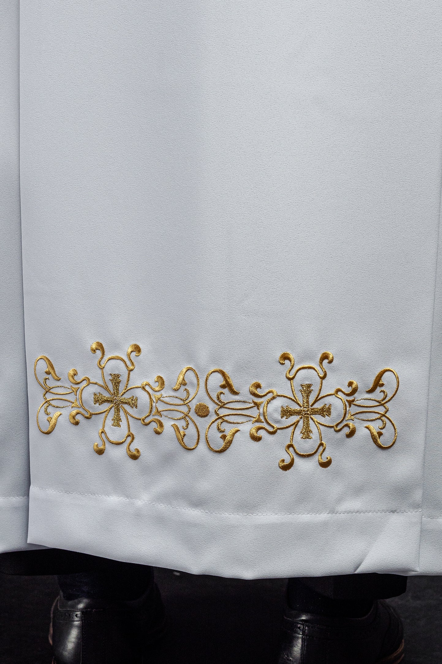 Túnica de sacerdote con cuello alto decorada con bordados blanca