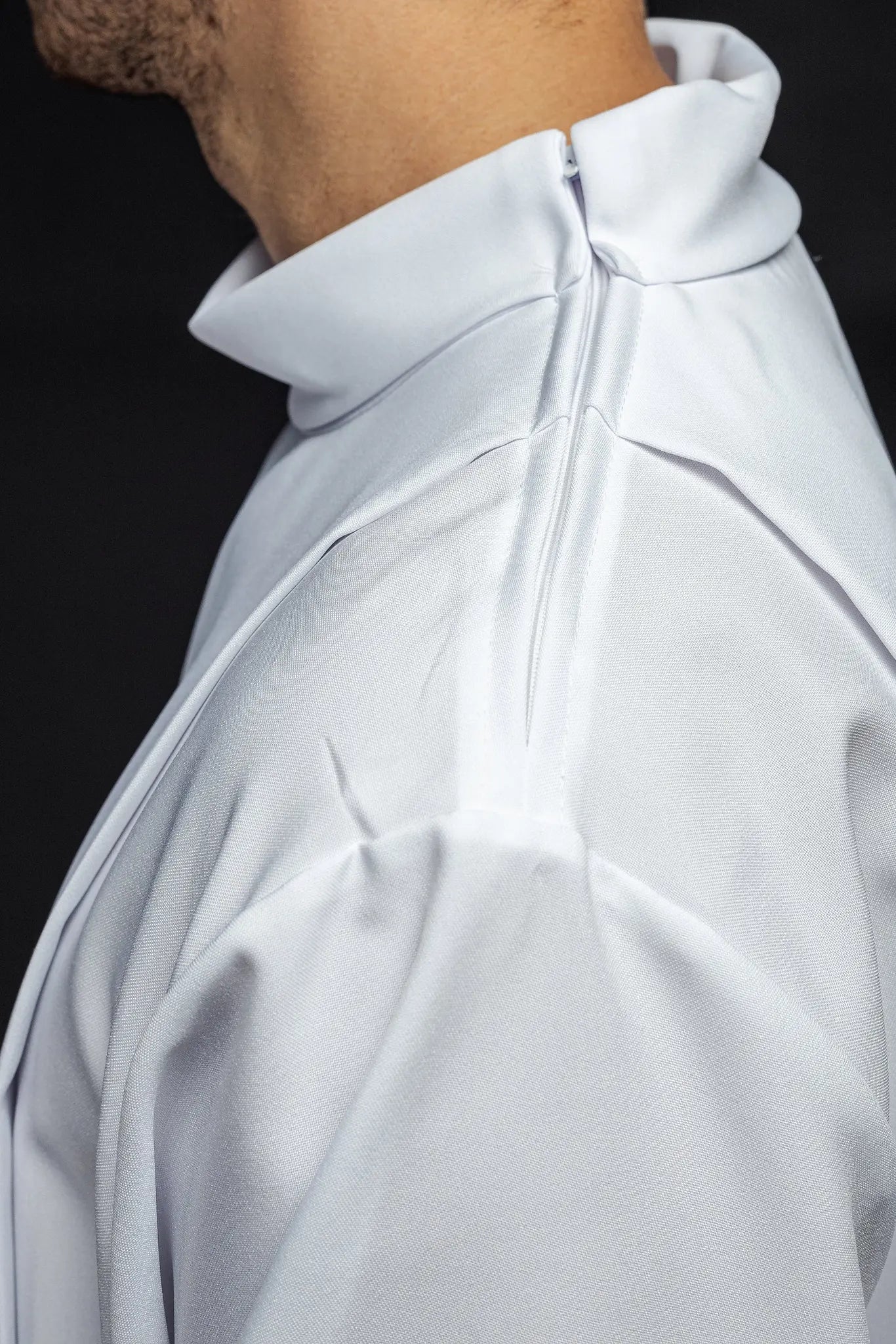 Túnica de sacerdote con cuello alto decorada con bordados blanca